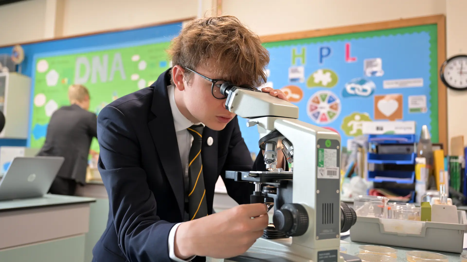 microscopio en la clase de ciencias en el curso escolar en inglaterra en Ellesmere College