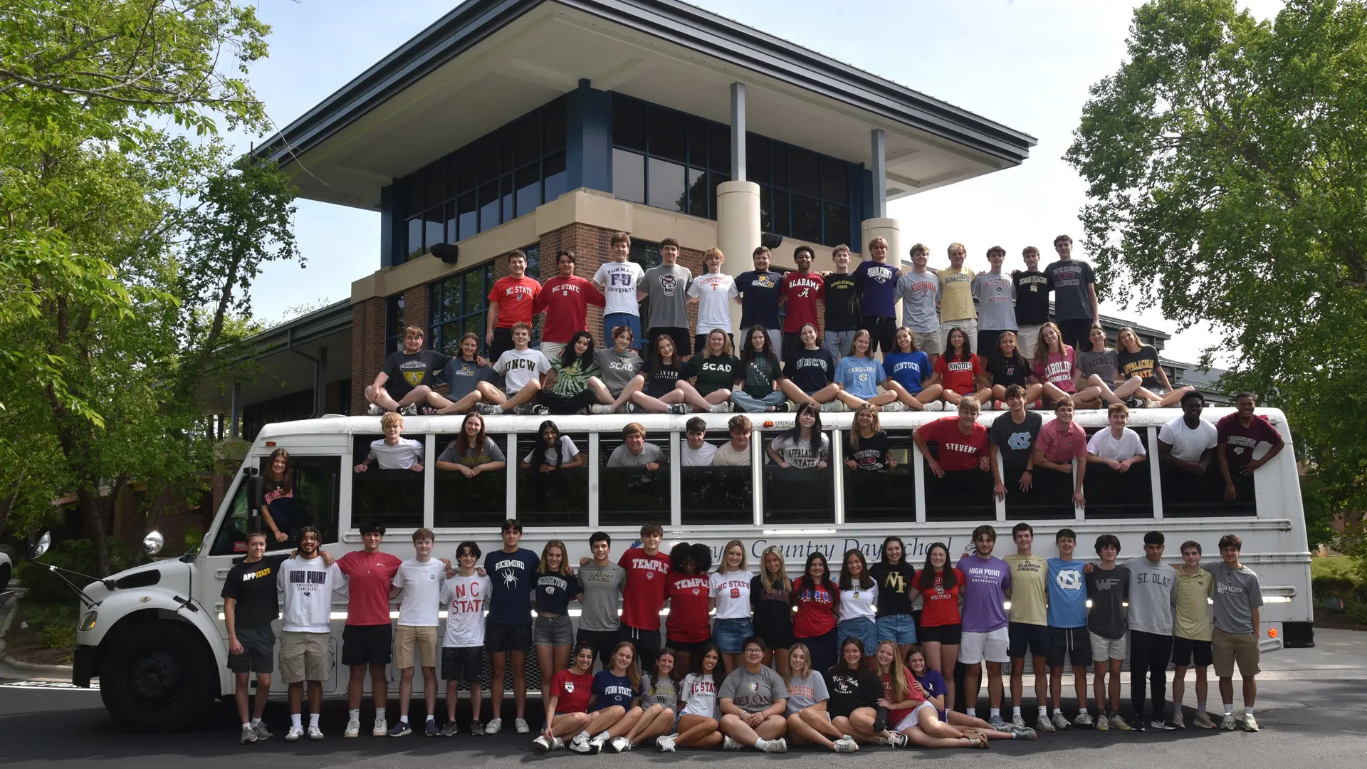 alumnos posando en el autobus escolar en el curso escolar en estados unidos en Forsyth Country Day School
