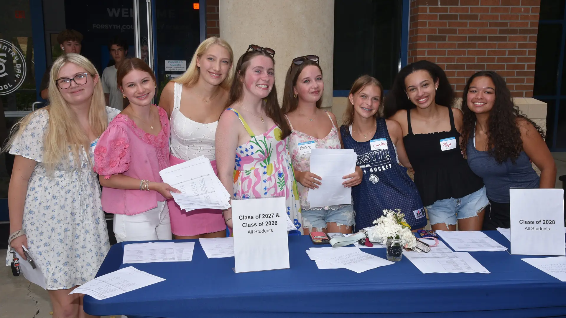 alumnas apuntandose en sus asignaturas favoritas en el curso escolar en estados unidos en Forsyth Country Day School