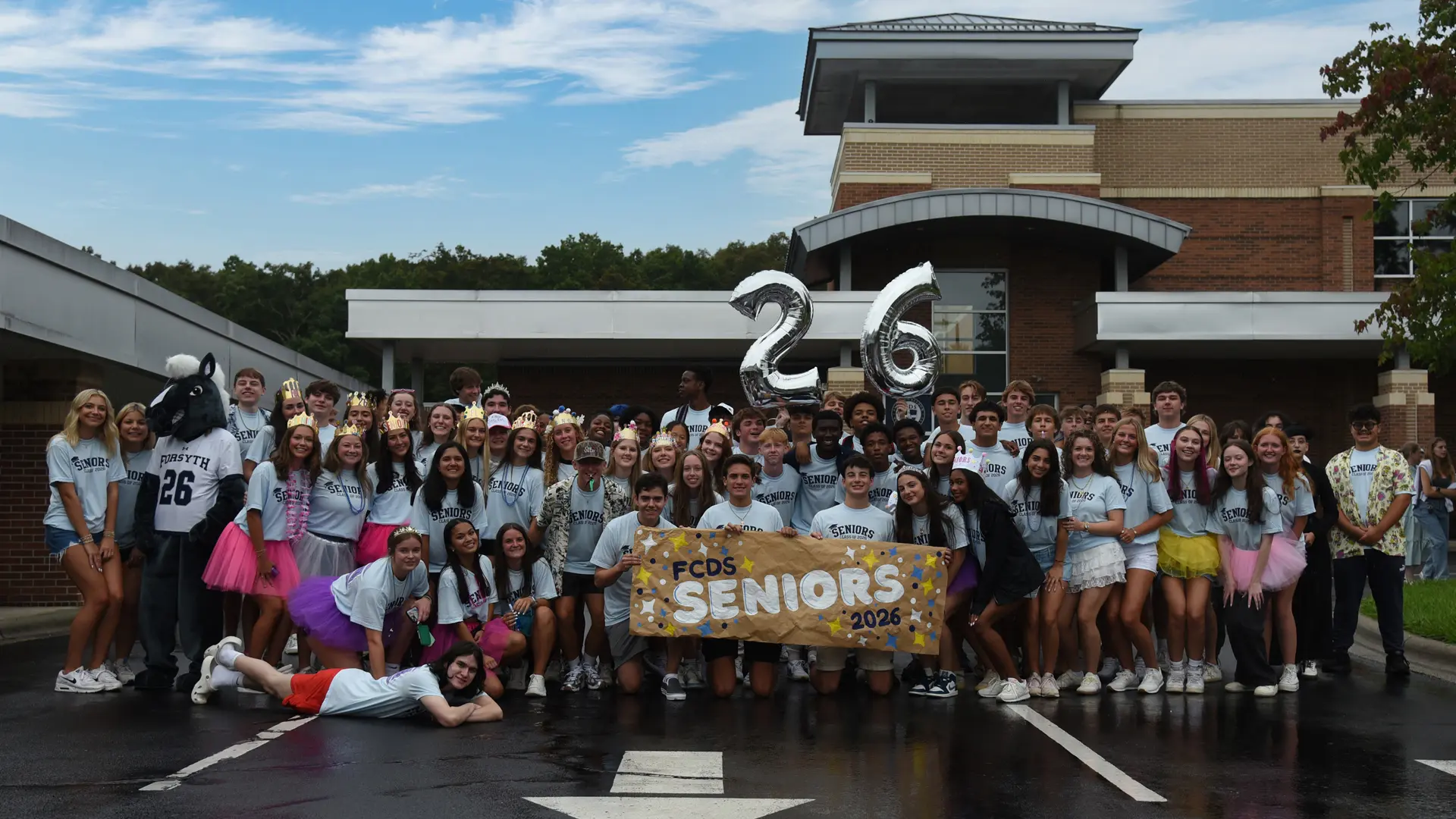 grupo de alumnos celebrando en el curso escolar en estados unidos en Forsyth Country Day School