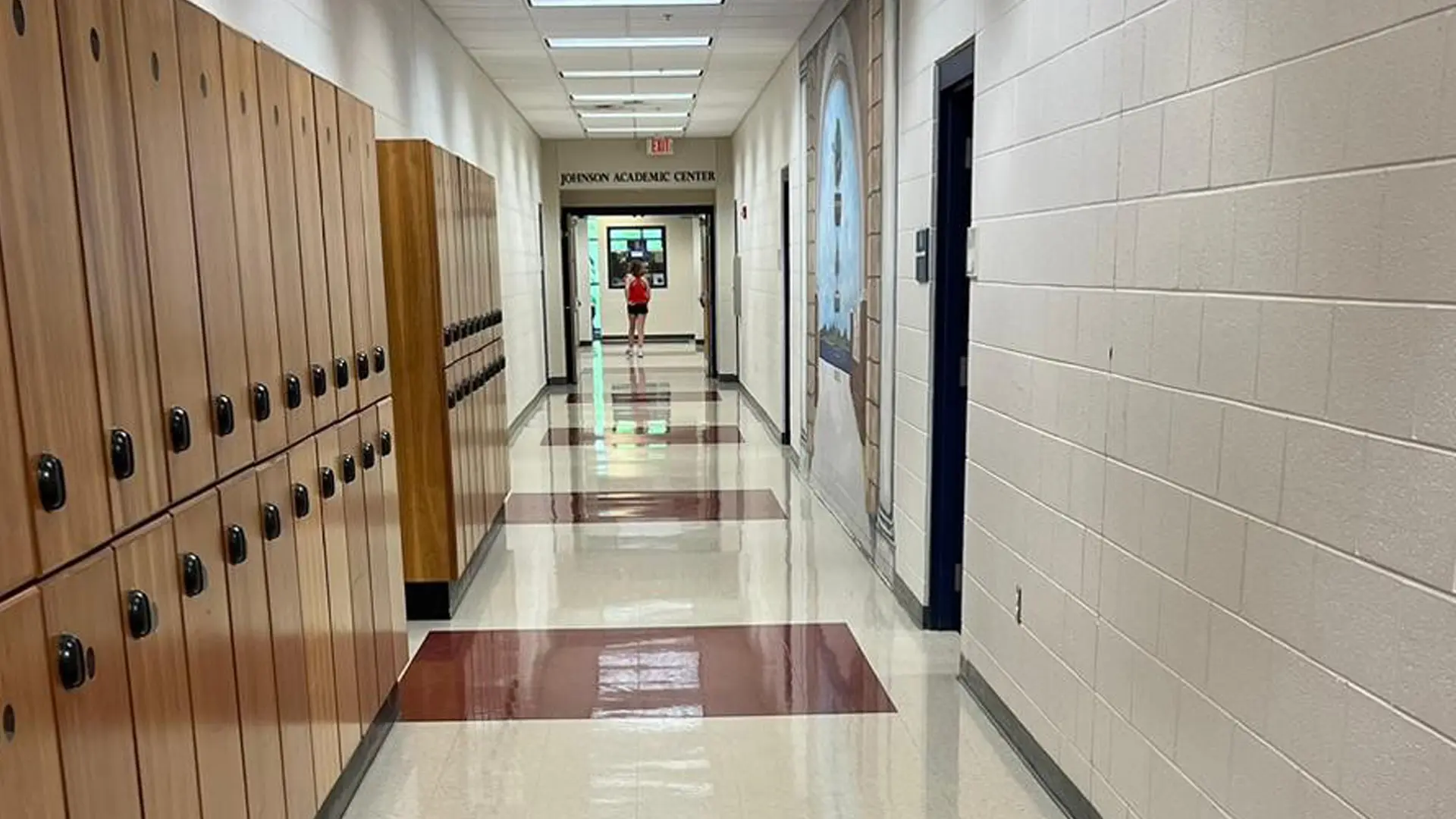 pasillo de la escuela con taquillas en el curso escolar en estados unidos en Forsyth Country Day School