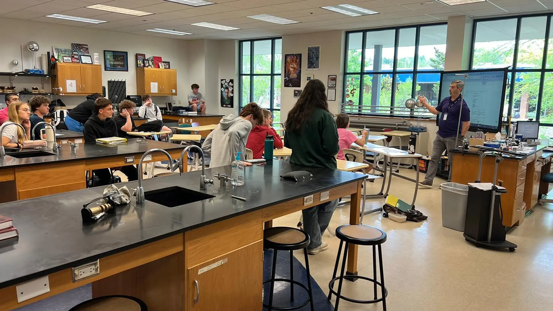 laboratorio de ciencias en el curso escolar en estados unidos en Forsyth Country Day School