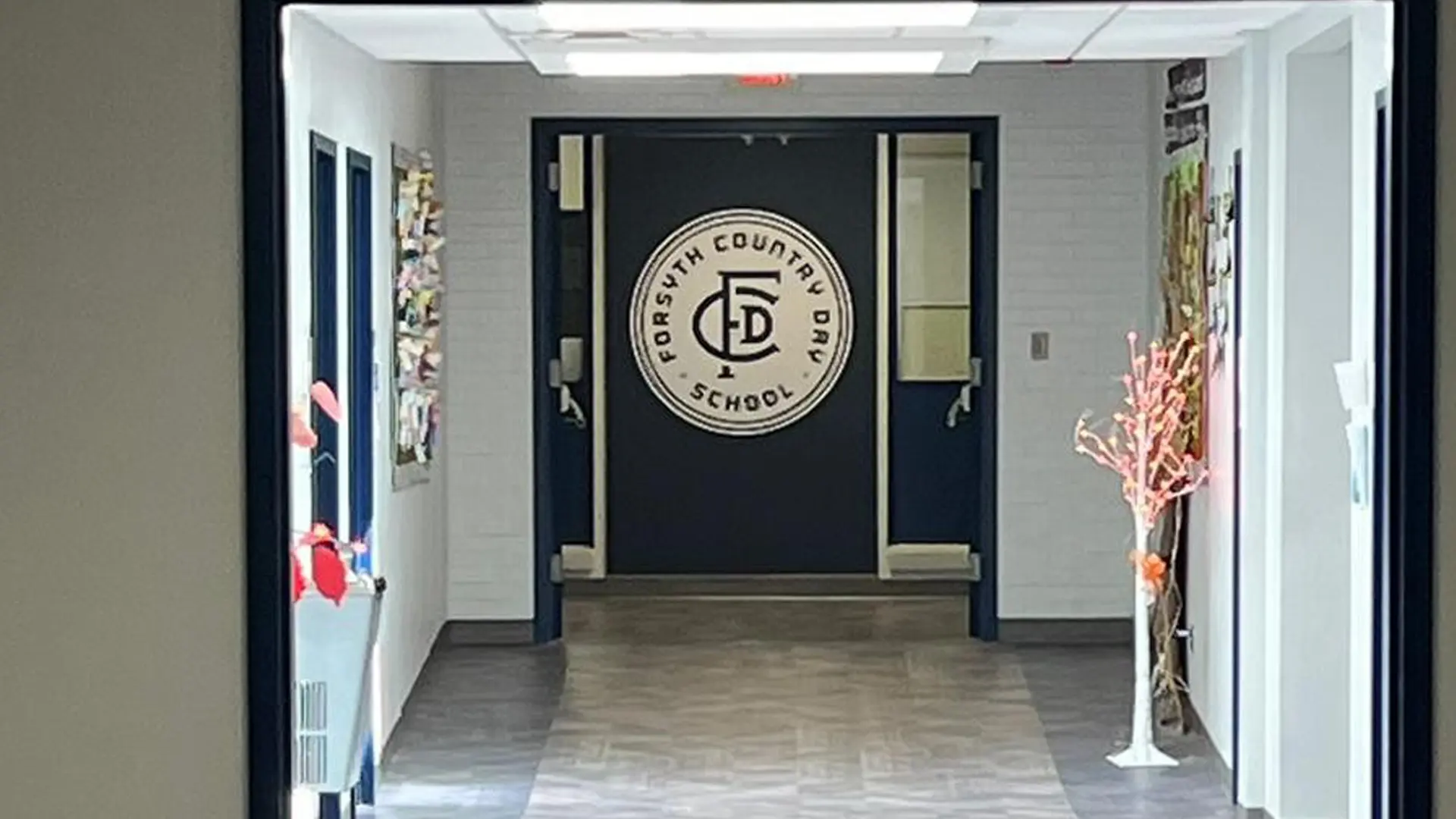 hall de la escuela en el curso escolar en estados unidos en Forsyth Country Day School