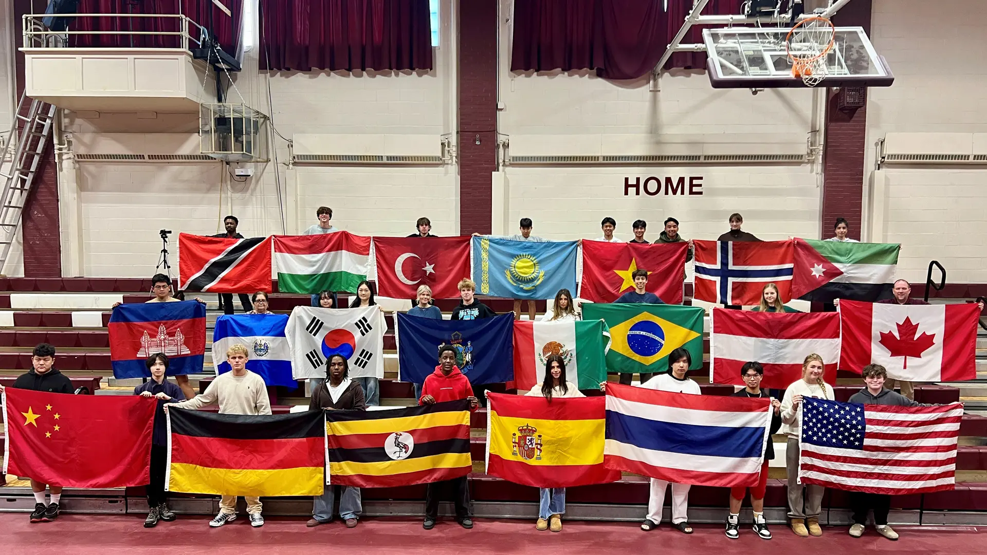 alumnos internacionales con la bandera de su país en el curso escolar en estados unidos en Foxcroft Academy