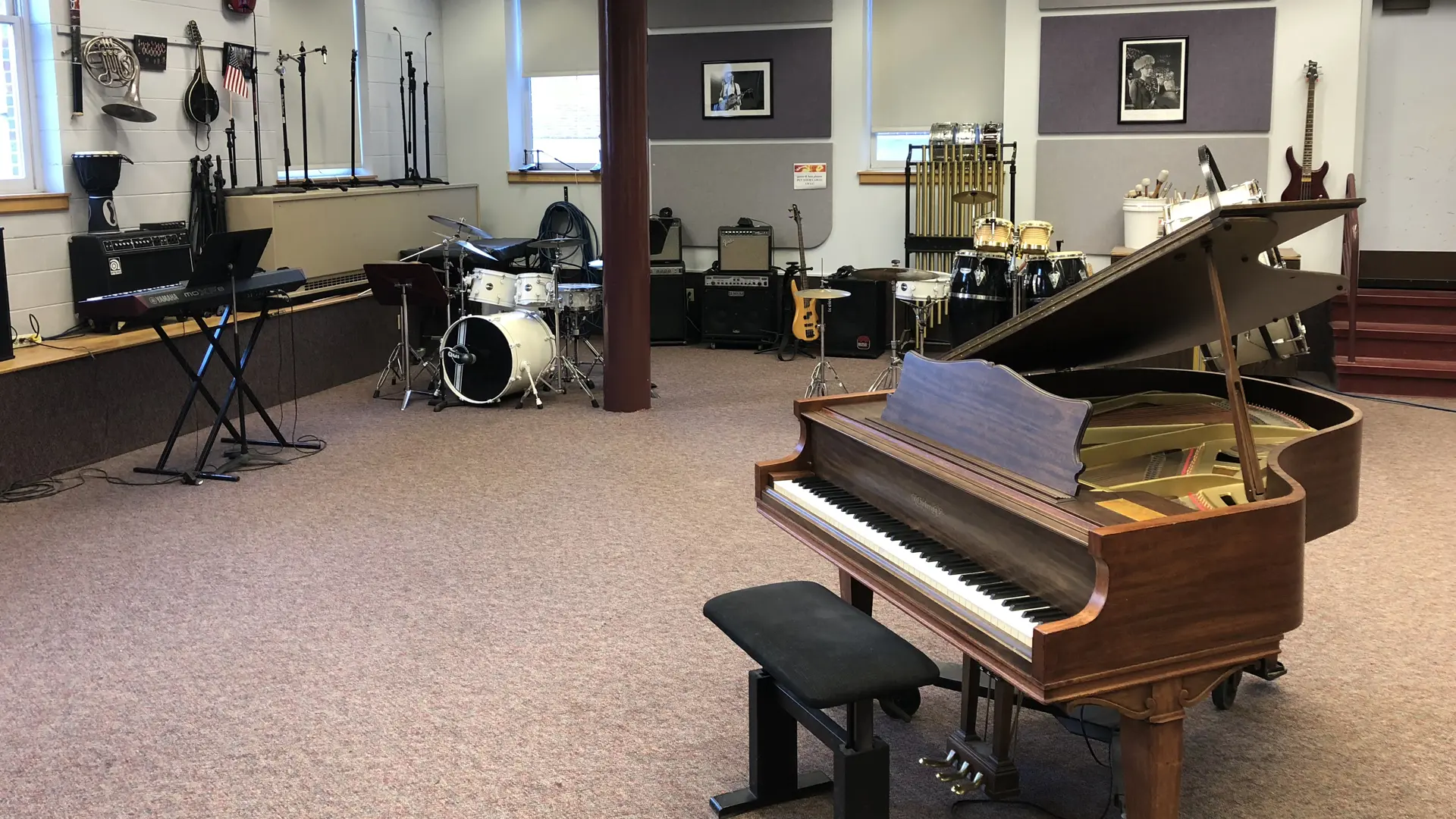 aula de musica con muchos instrumentos en el curso escolar en estados unidos en Foxcroft Academy