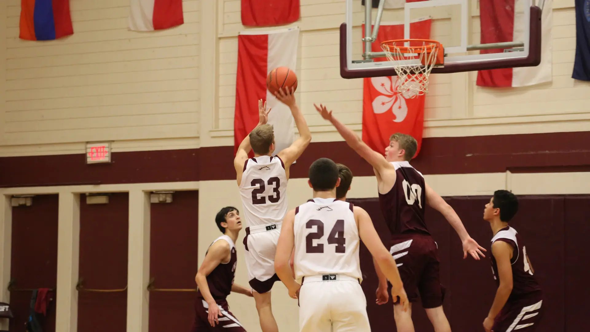 partido de baloncesto en el curso escolar en estados unidos en Foxcroft Academy