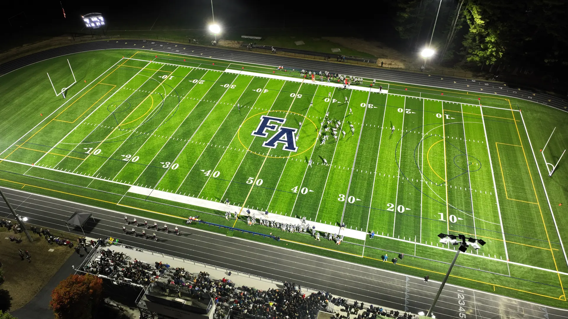 campo deportivo y de atletismo iluminadoen el curso escolar en estados unidos en Fryeburg Academy