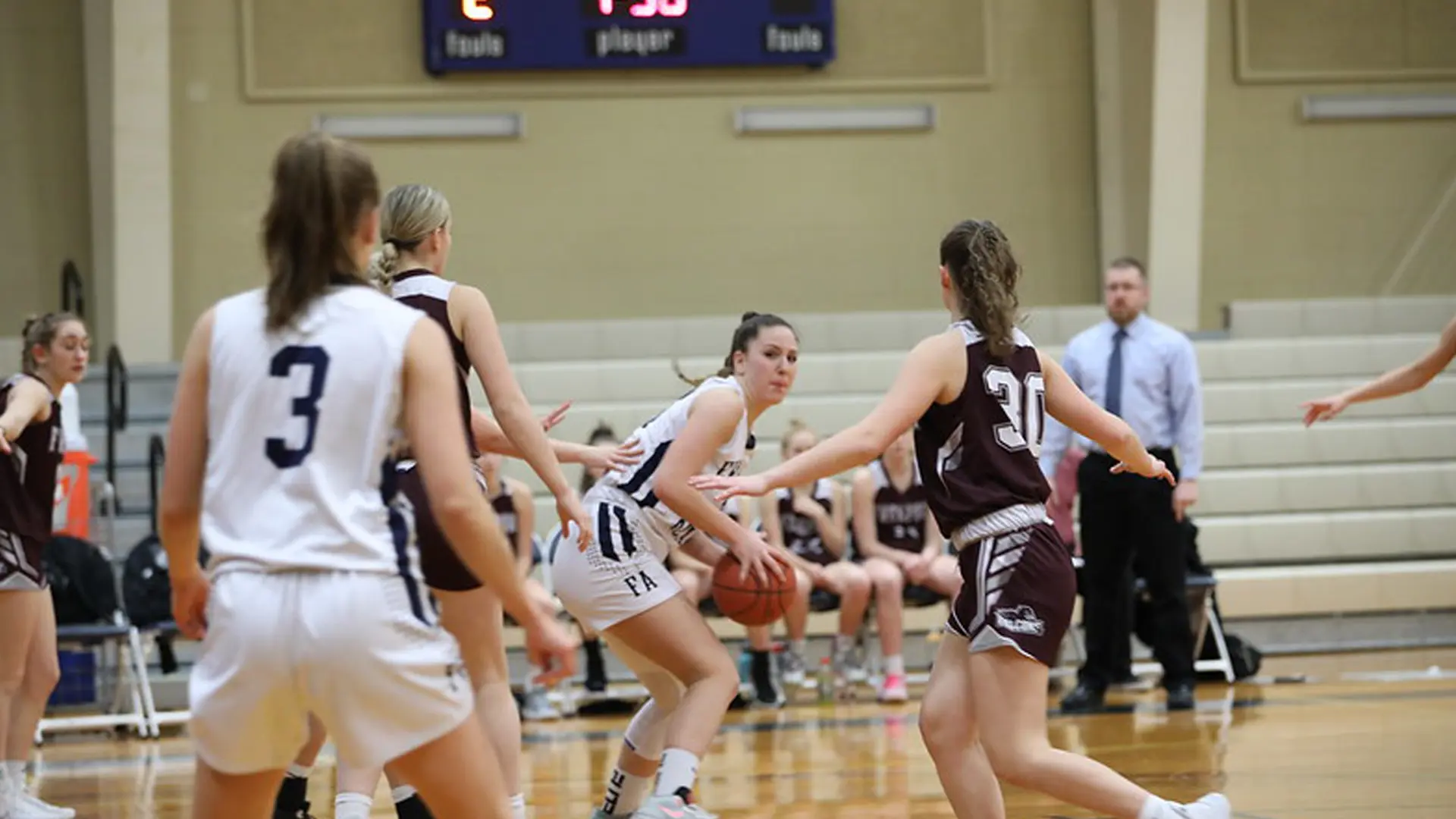 partido de baloncesto femenino en el curso escolar en estados unidos en Fryeburg Academy