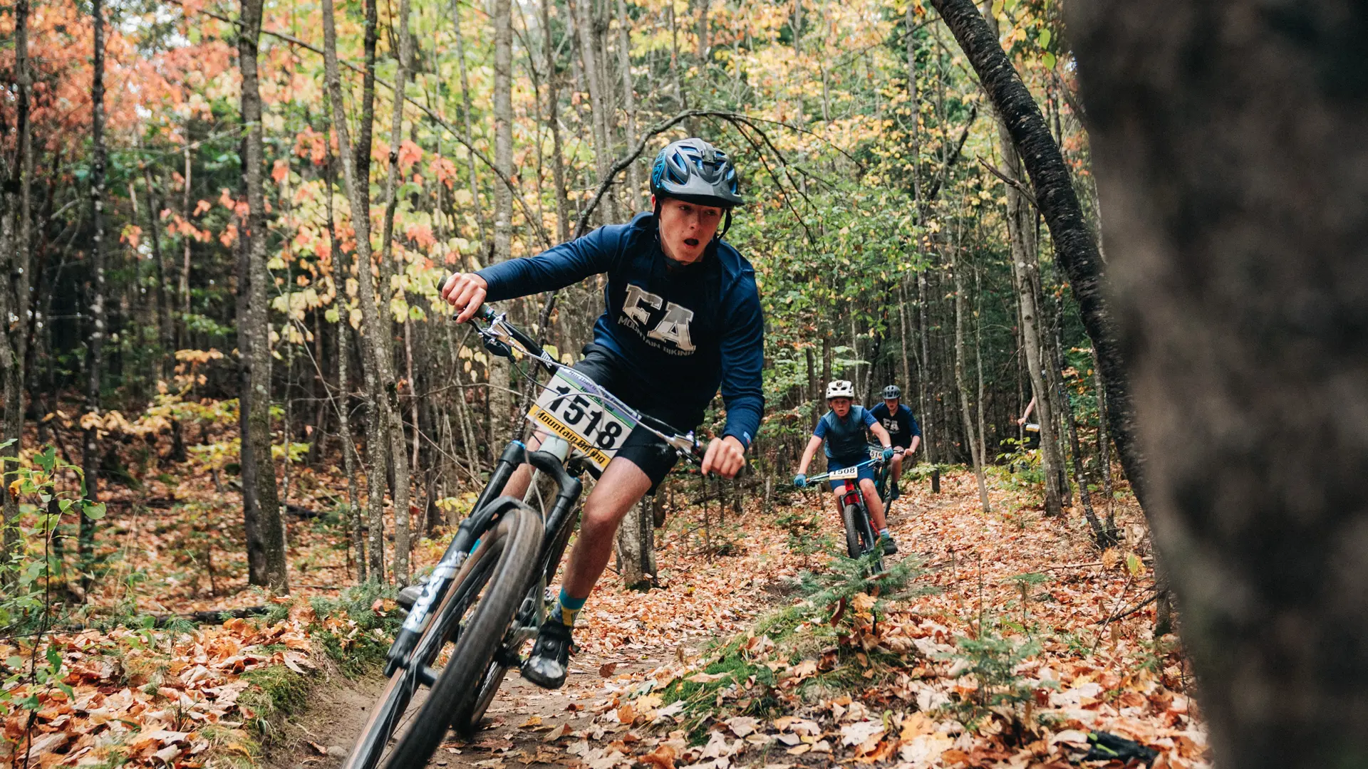 mountainbike en el bosque del campus en el curso escolar en estados unidos en Fryeburg Academy