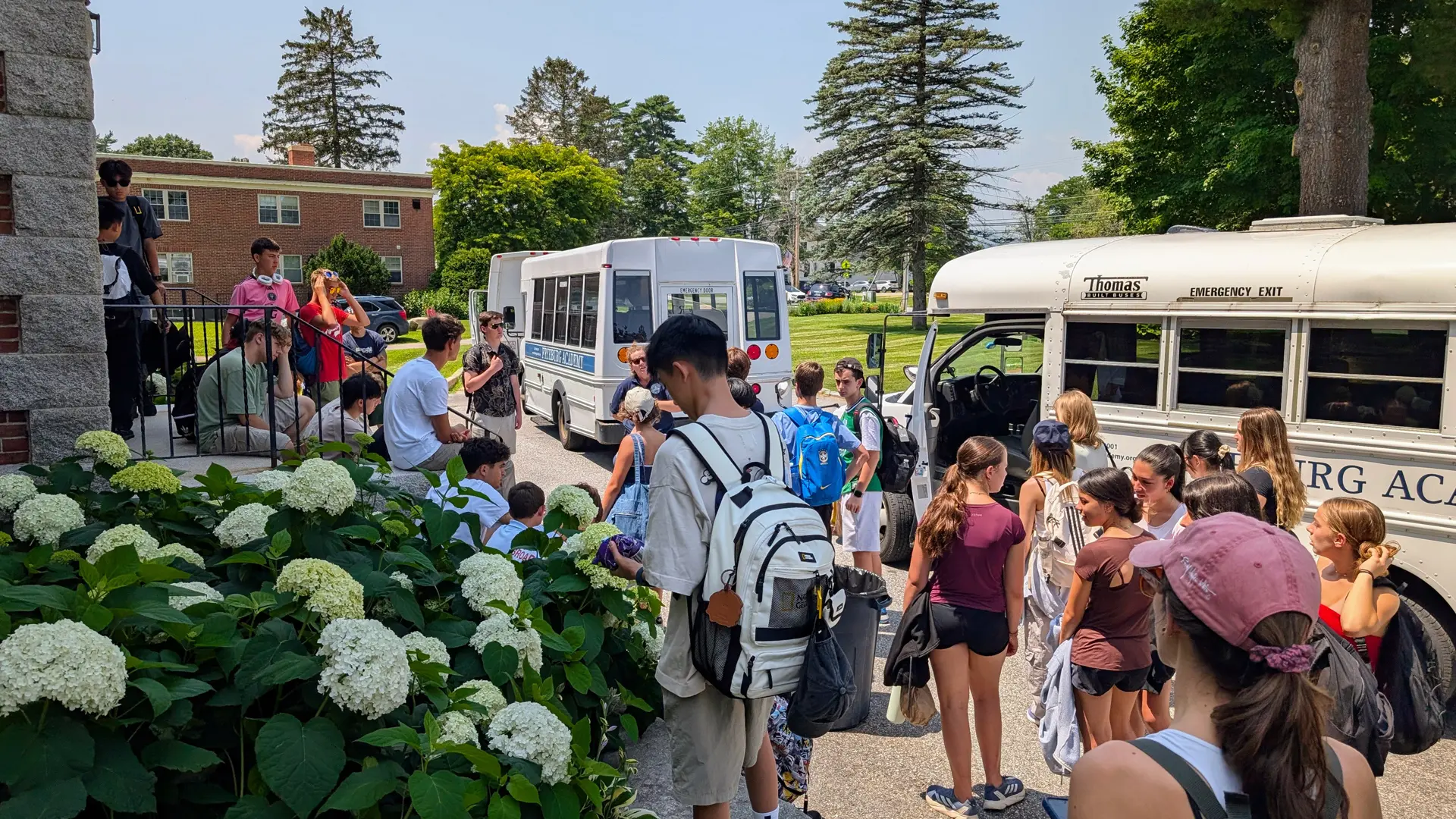 alumnos esperando el bus de la escuela en el curso escolar en estados unidos en Fryeburg Academy