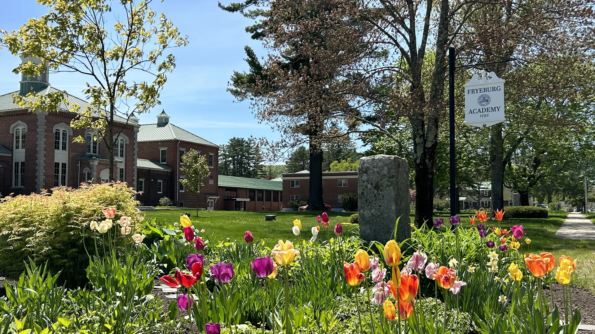 cesped del campus con edificios en el fondo en el curso escolar en estados unidos en Fryeburg Academy