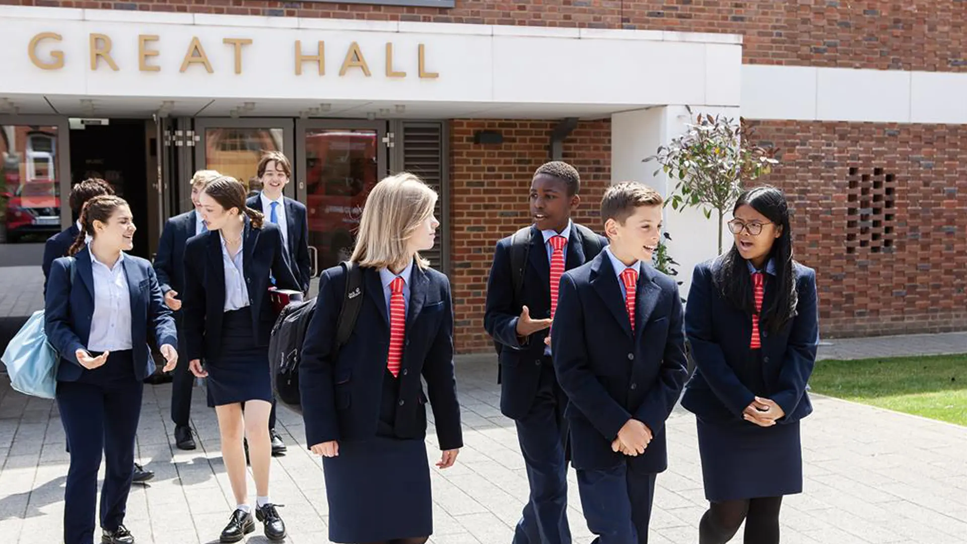 estudiantes con uniforme delante del edificio donde estudian en el curso escolar en inglaterra en Kent College