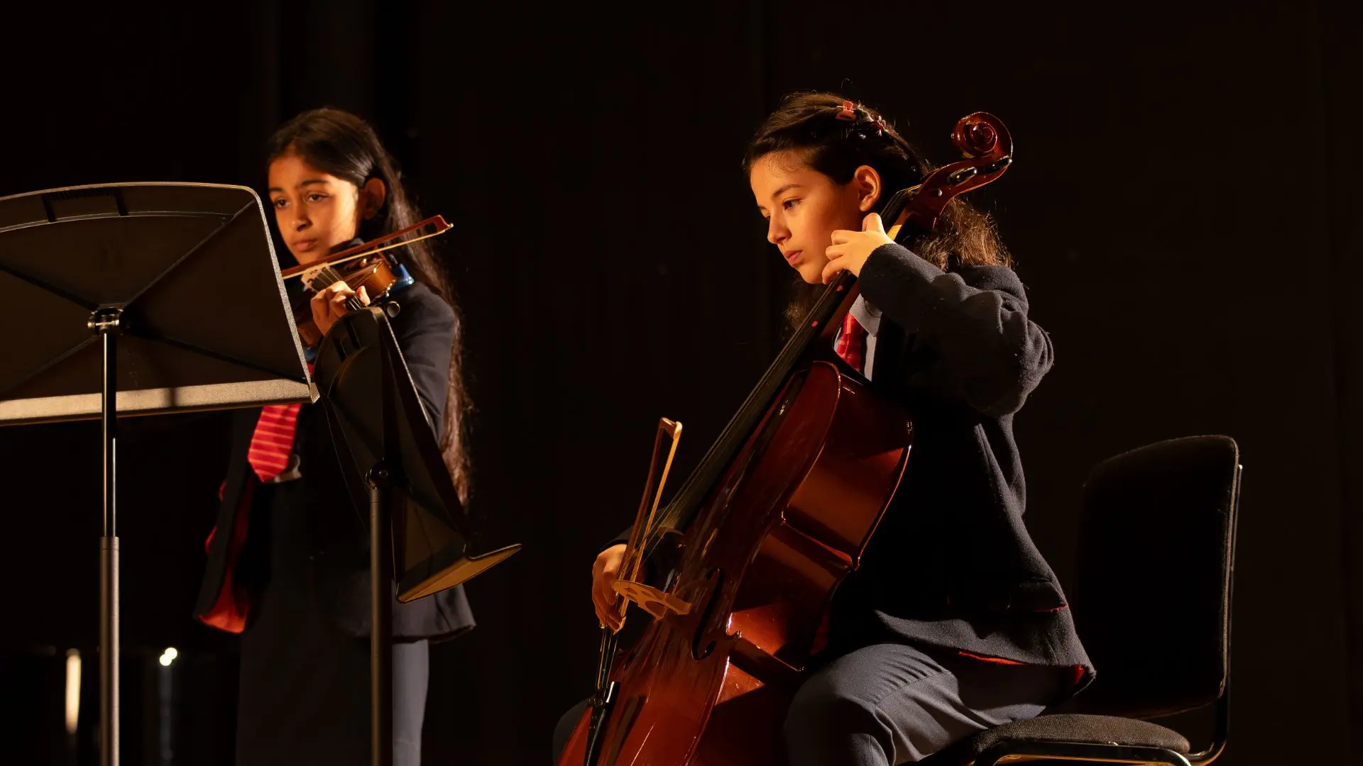alumnas practicando instrumentos de cuerda en el curso escolar en inglaterra en Kent College
