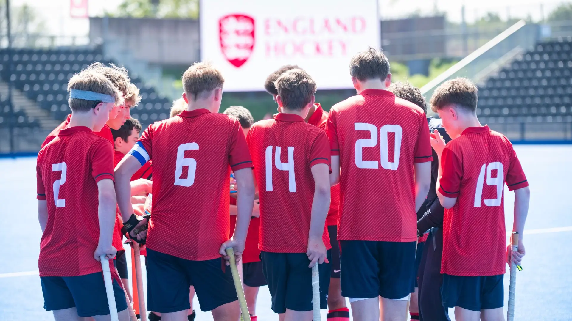 alumnos practicando deporte en el curso escolar en inglaterra en Kent College