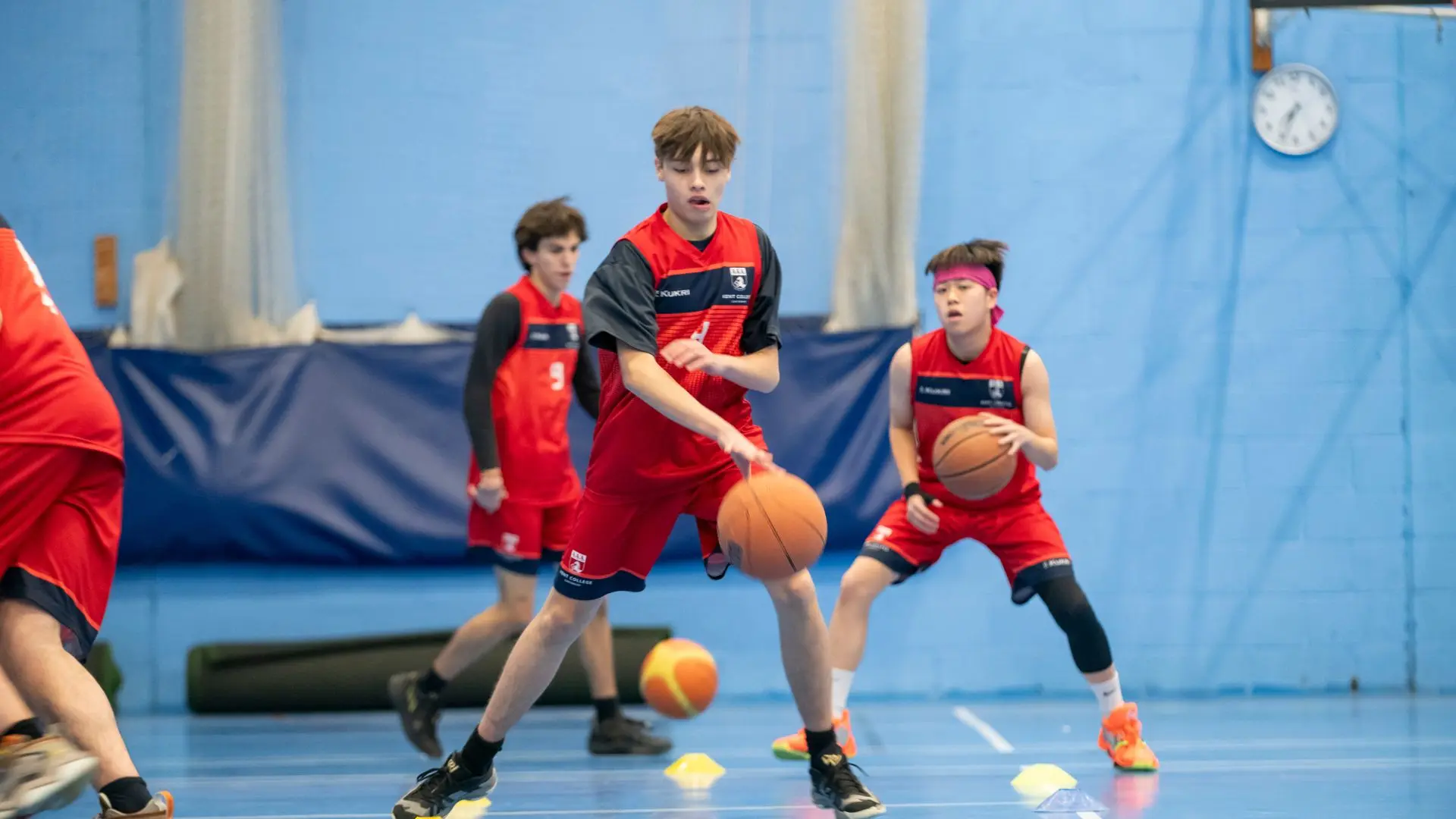 equipo masculino de baloncesto en el pavellon cubierto en el curso escolar en inglaterra en Kent College