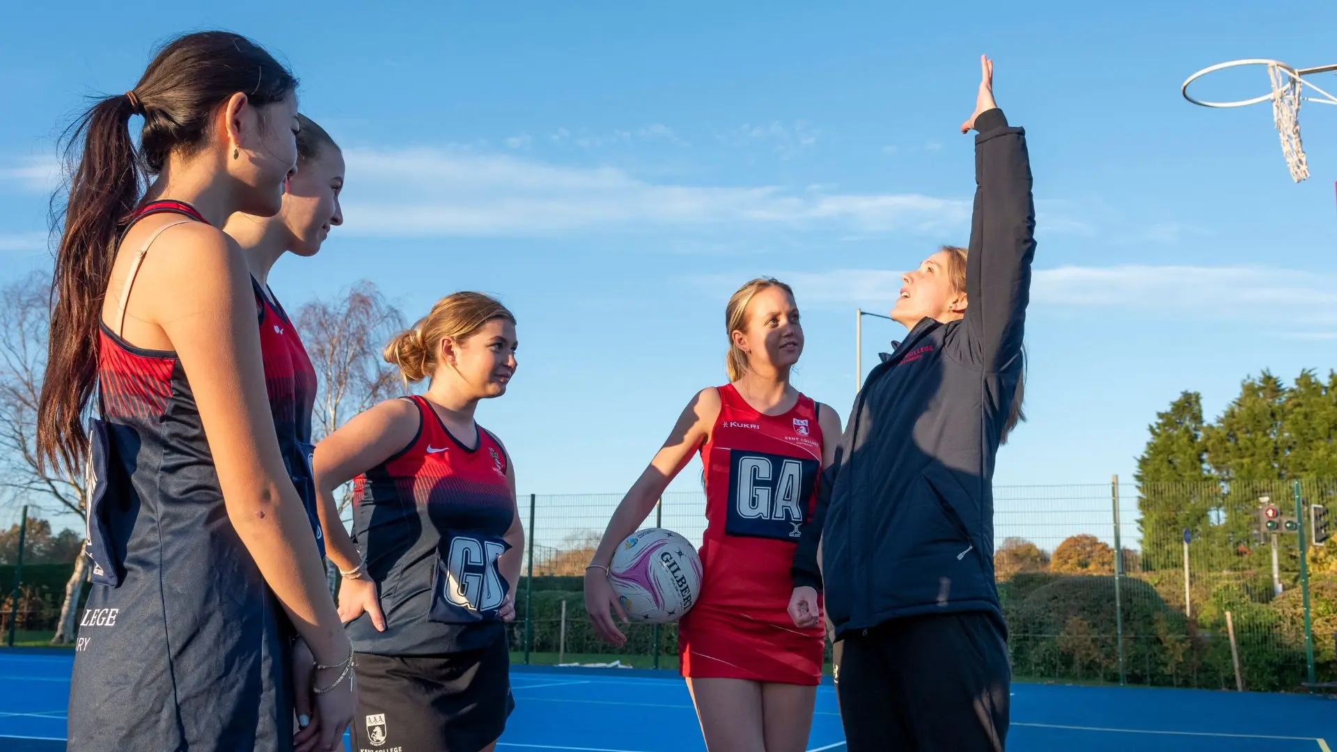 equipo femenino de voley en el curso escolar en inglaterra en Kent College