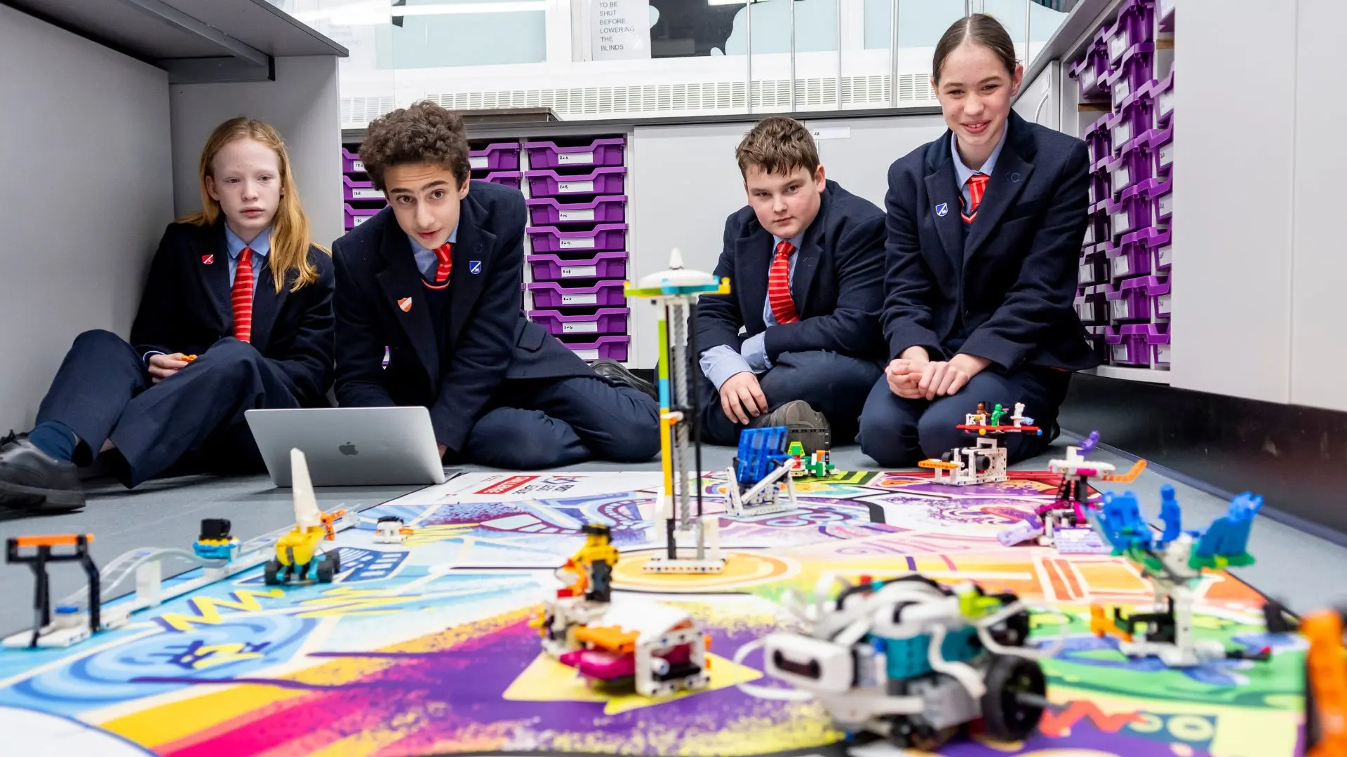 alumnos de ciencias elaborando proyectos de robotica en el curso escolar en inglaterra en Kent College