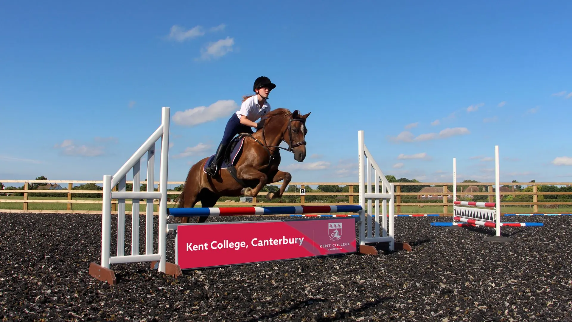 equitacion en el campus en el curso escolar en inglaterra en Kent College