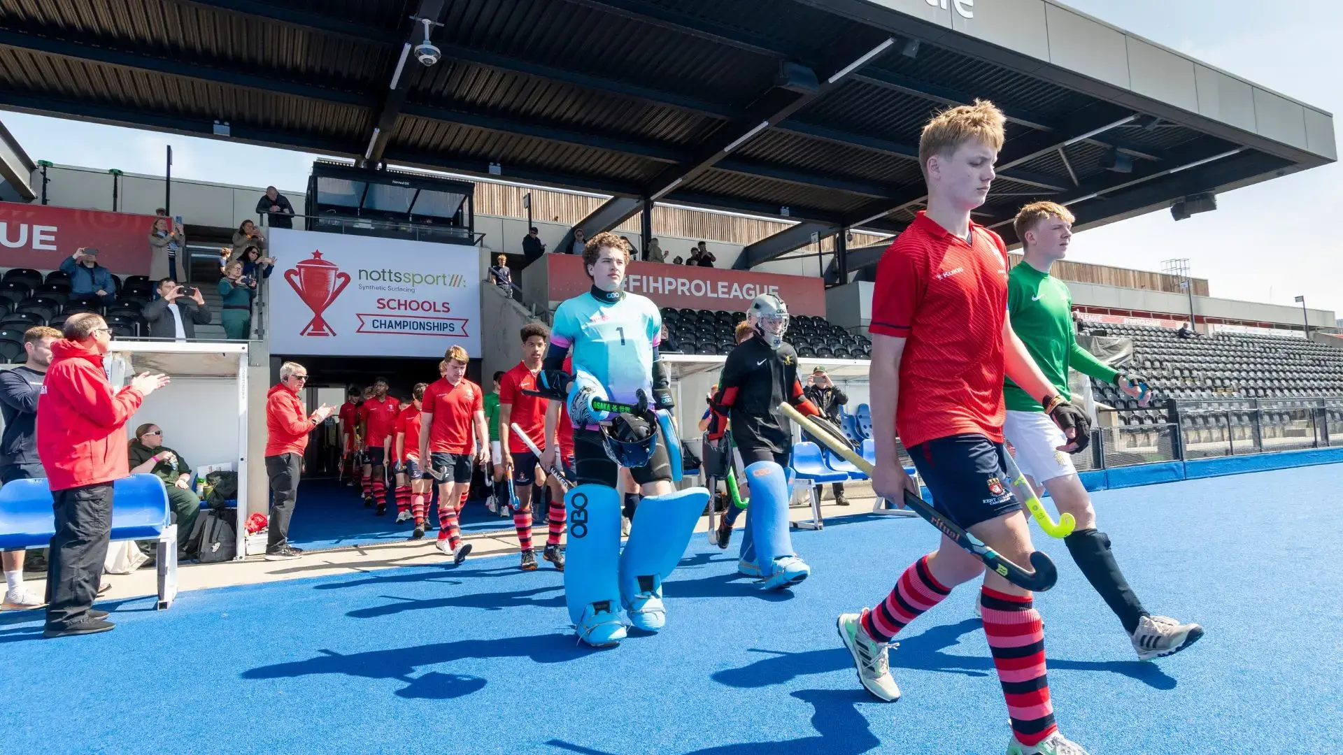 equipo masculino de hockey sobre cesped en el curso escolar en inglaterra en Kent College