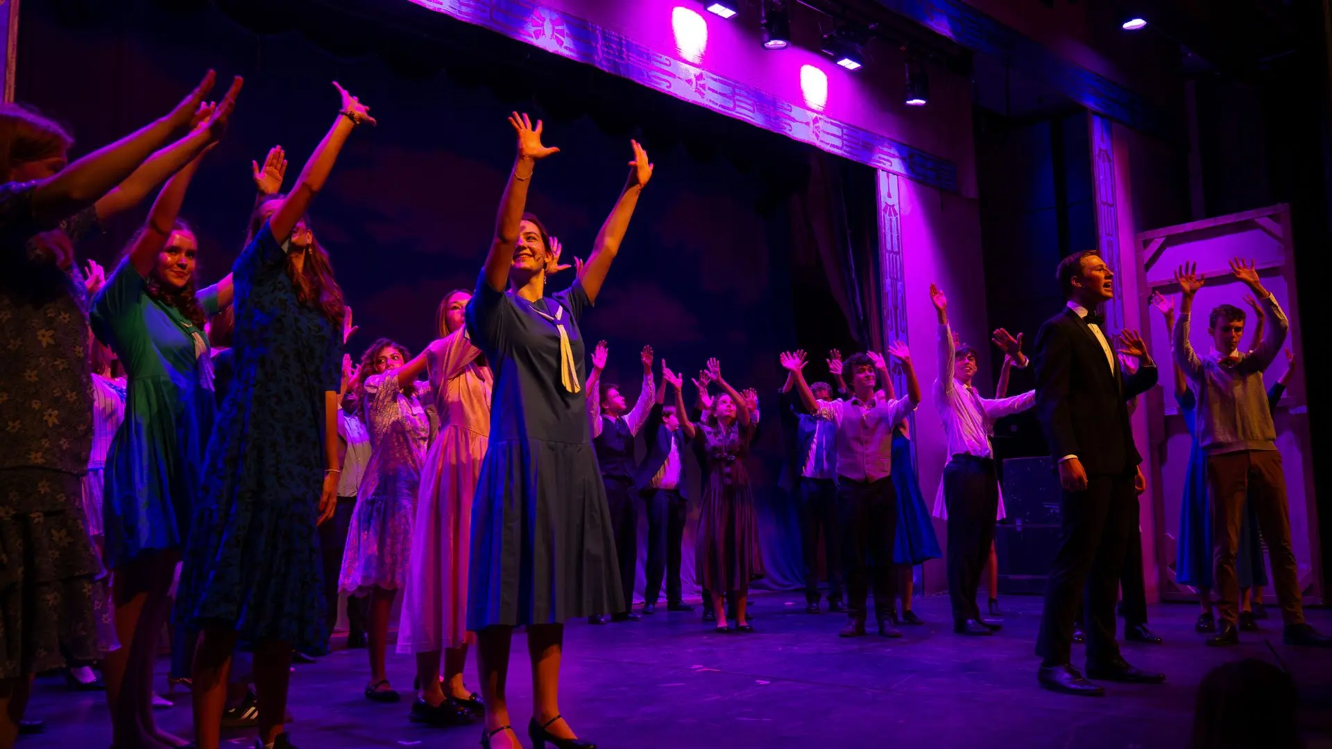 alumnos de arte representando un musical en el curso escolar en inglaterra en Kent College