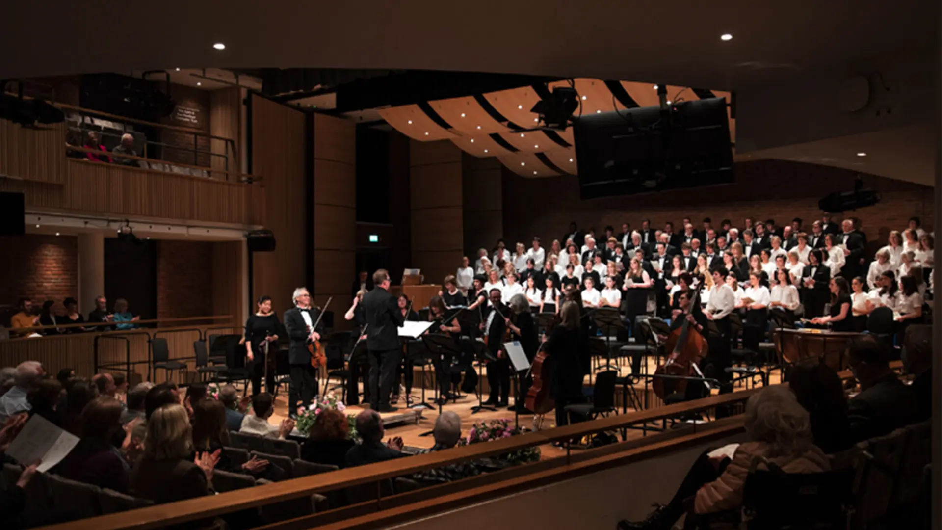 auditorio donde toca la orquestra del colegio en el curso escolar en inglaterra en Kent College