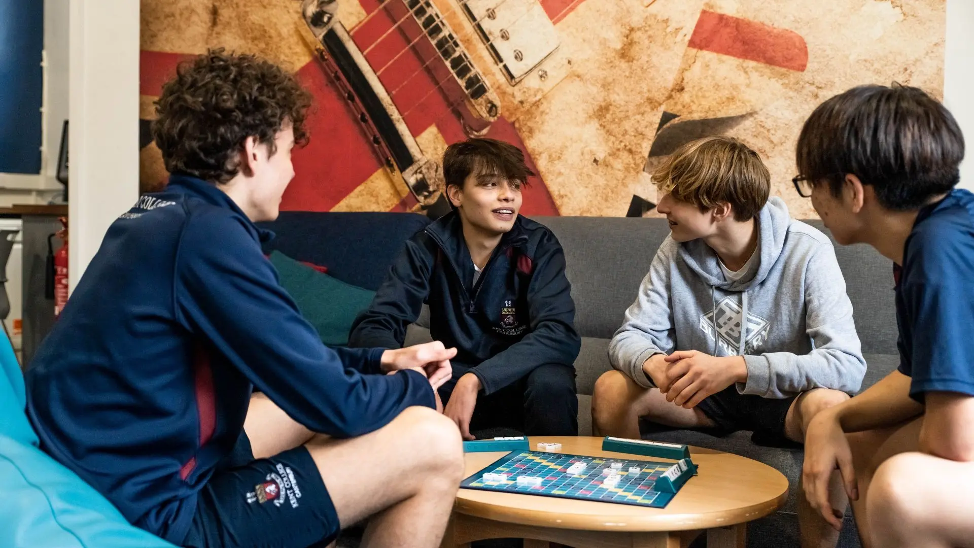 alumnos con juegos de mesa en zonas comunes de la residencia en el curso escolar en inglaterra en Kent College