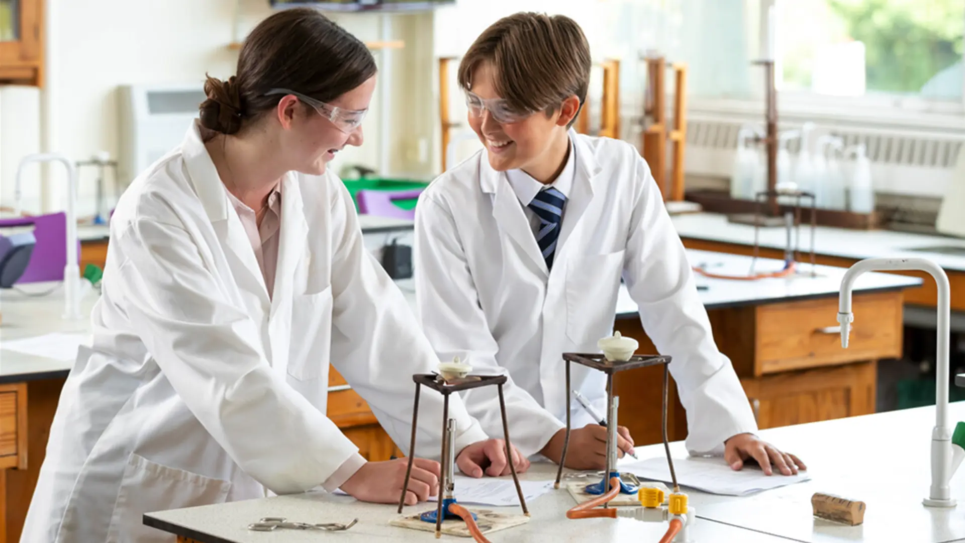 estudiantes en la clase de ciencias haciendo un experimento en el curso escolar en inglaterra en Kent College