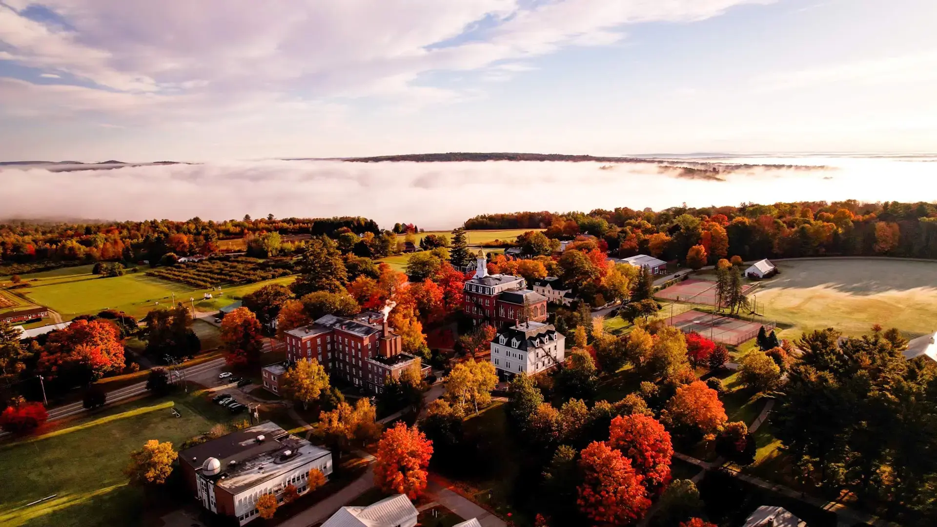 paisaje aereo del campus en otoño en el curso escolar en estados unidos en Kents Hill School