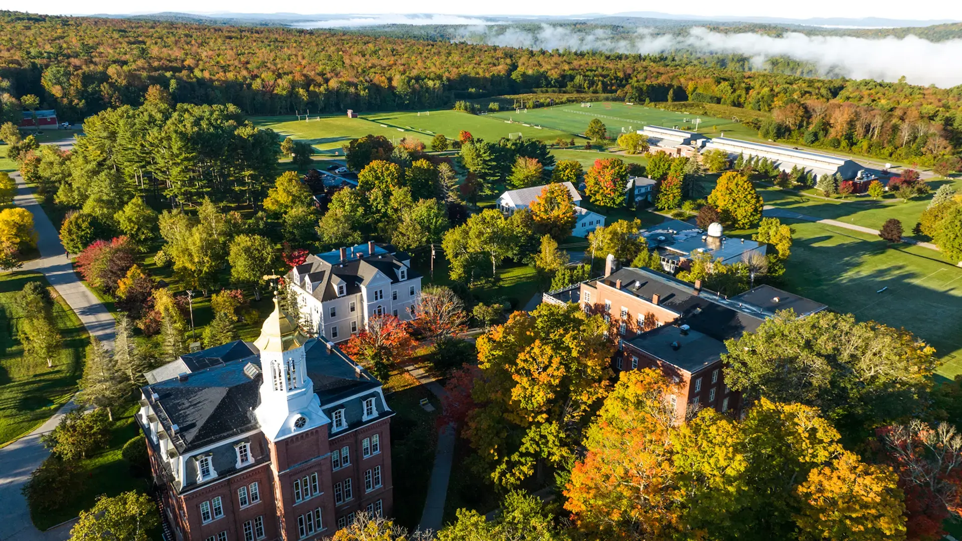 vista aerea del campus y su entorno boscoso en el curso escolar en estados unidos en Kents Hill School