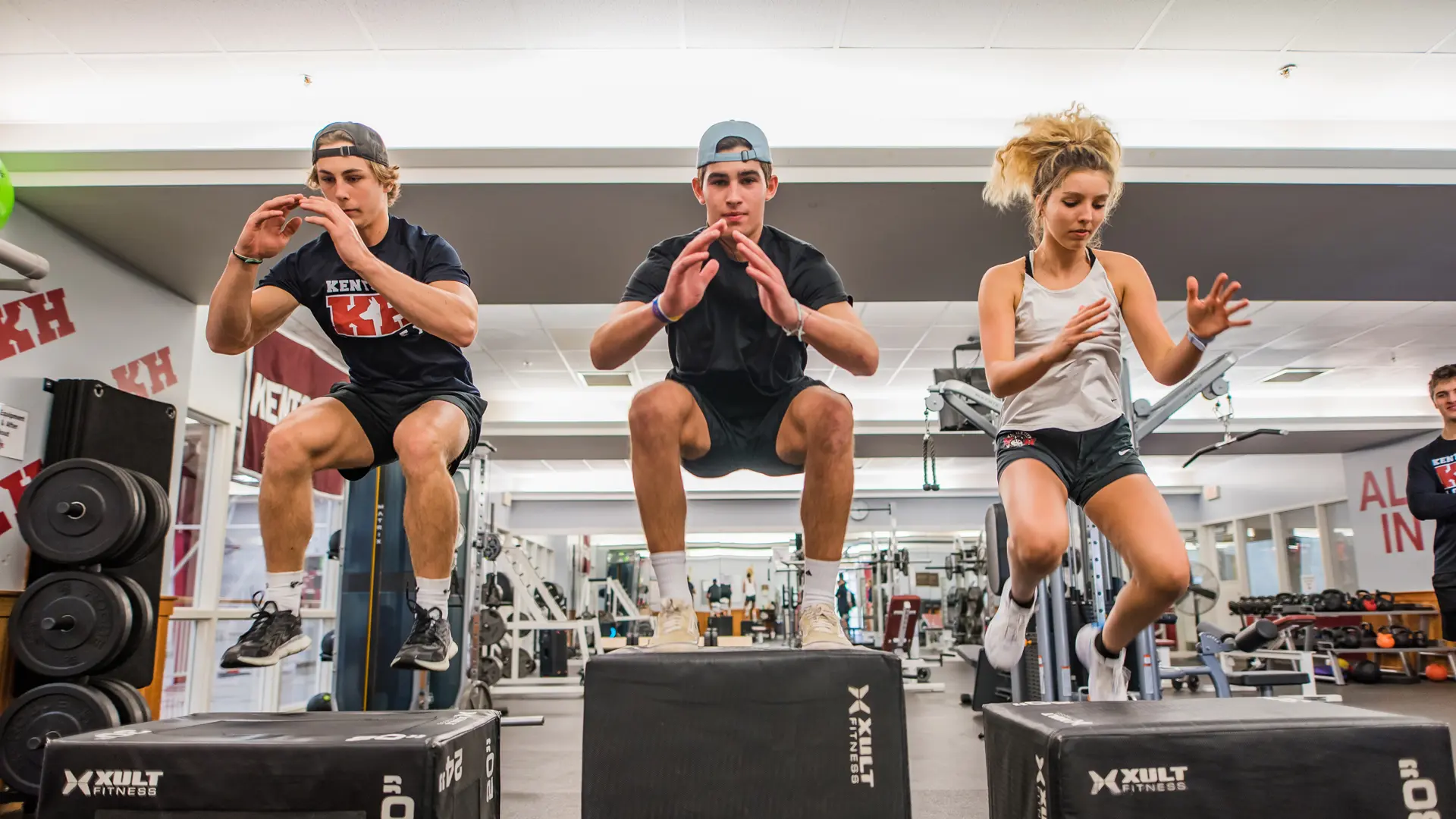 alumnos en clase de fitness en el curso escolar en estados unidos en Kents Hill School