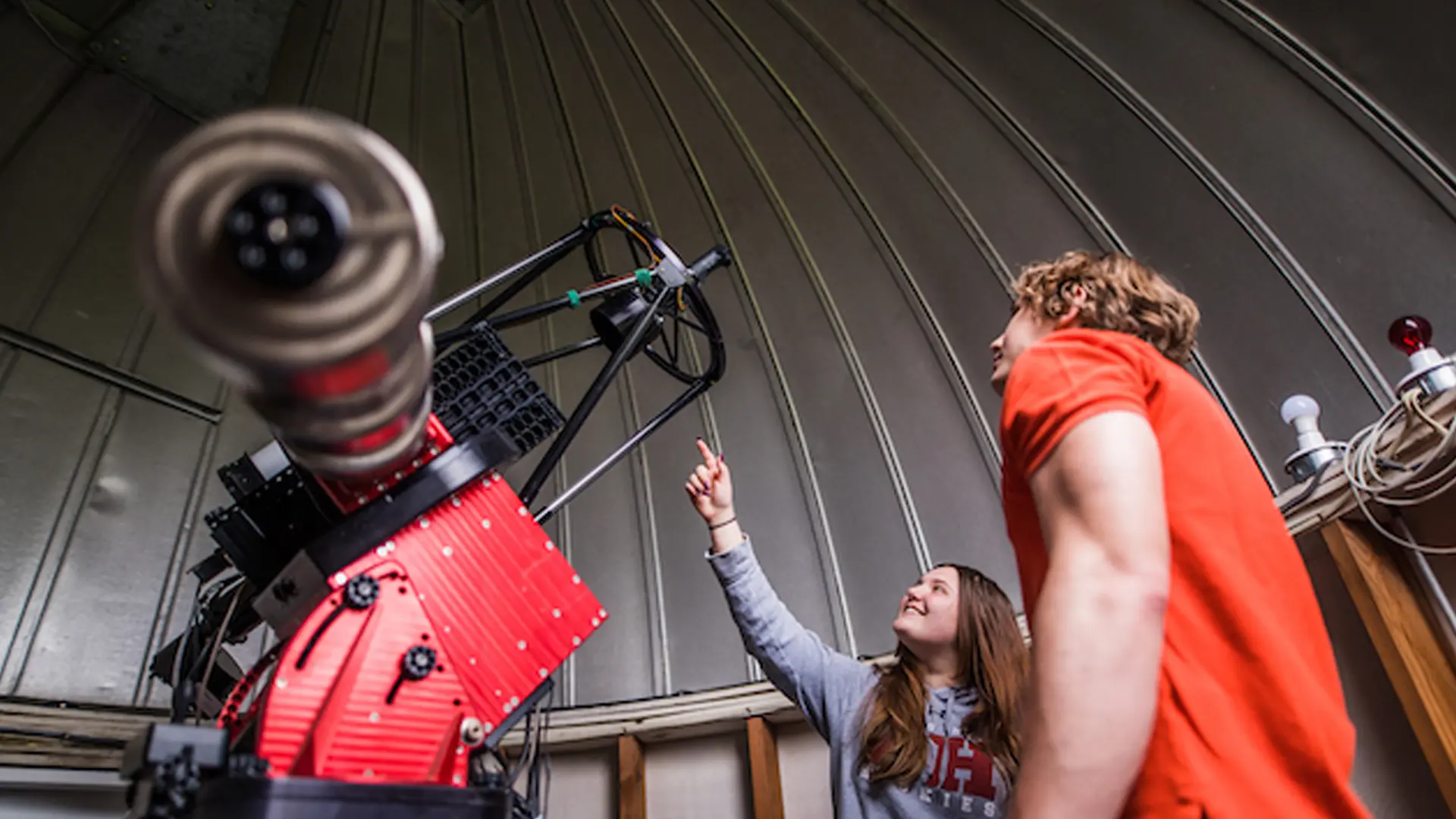 clase de ciencias practica con instalaciones profesionales en el curso escolar en estados unidos en Kents Hill School