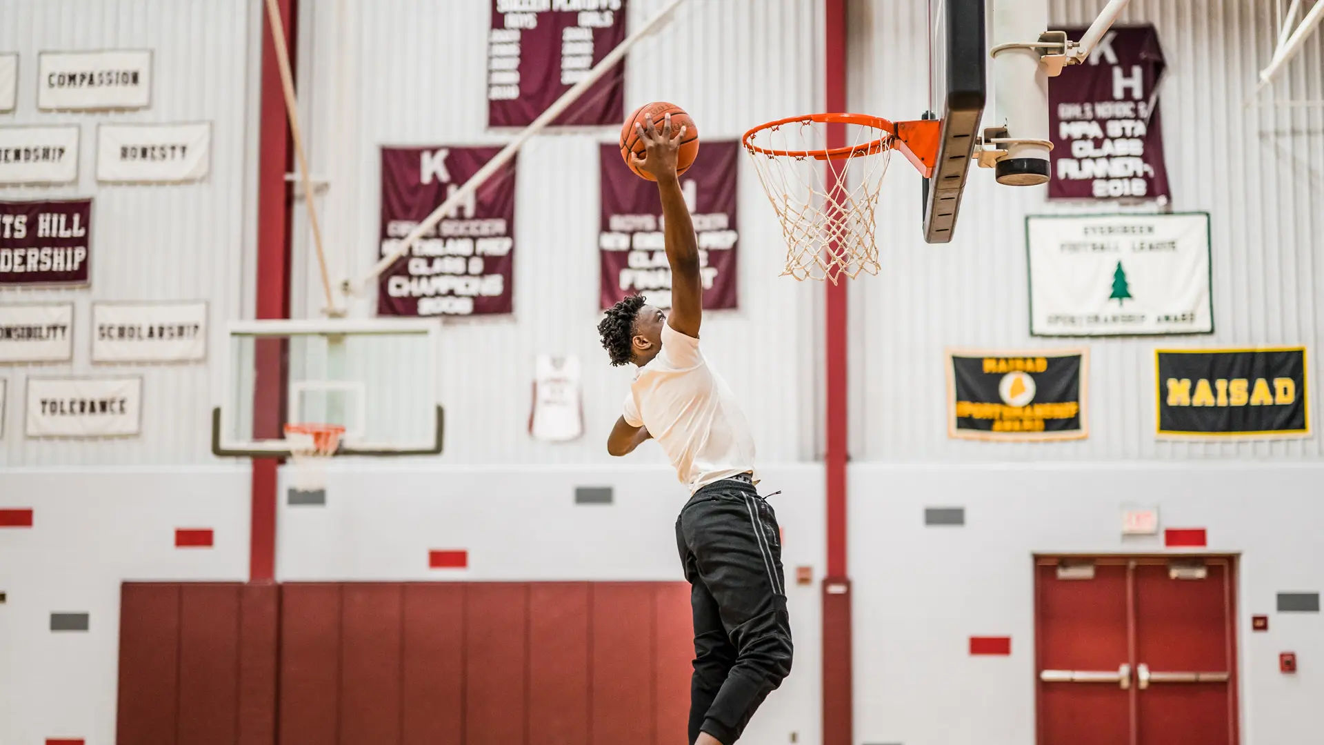 alumno pavellon de baloncesto en el curso escolar en estados unidos en Kents Hill School