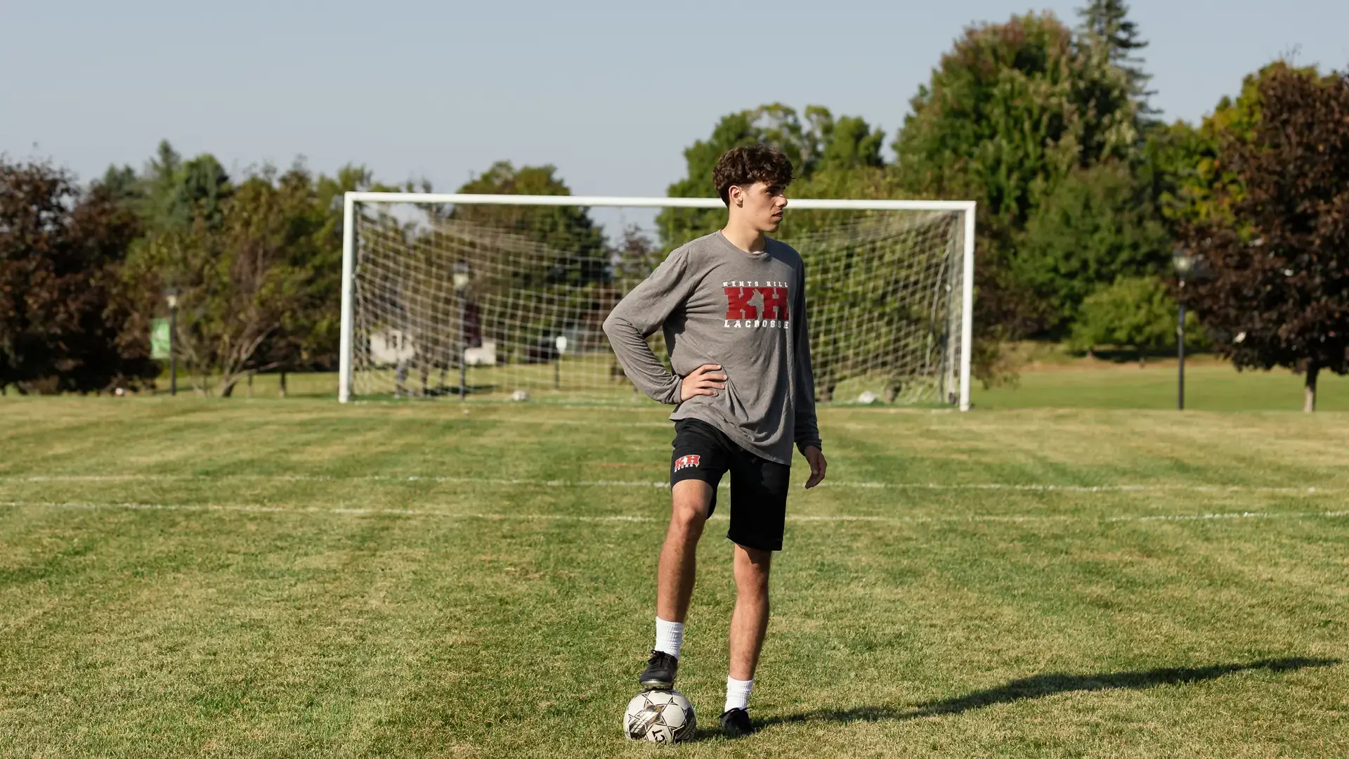 alumno jugando a soccer futbol en el campo de cesped en el curso escolar en estados unidos en Kents Hill School