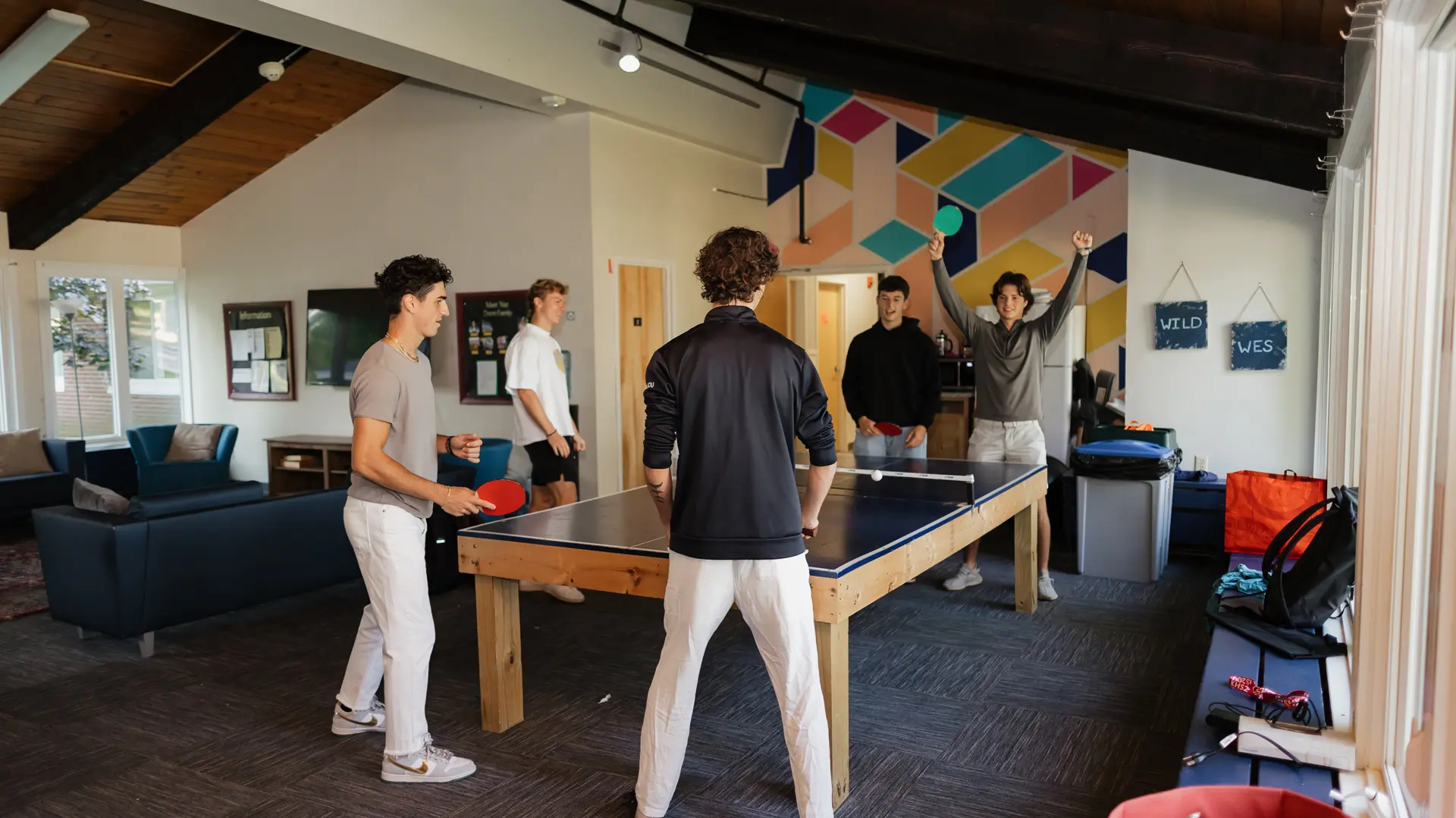 alumnos en la sala de juegos de la residencia en el curso escolar en estados unidos en Kents Hill School