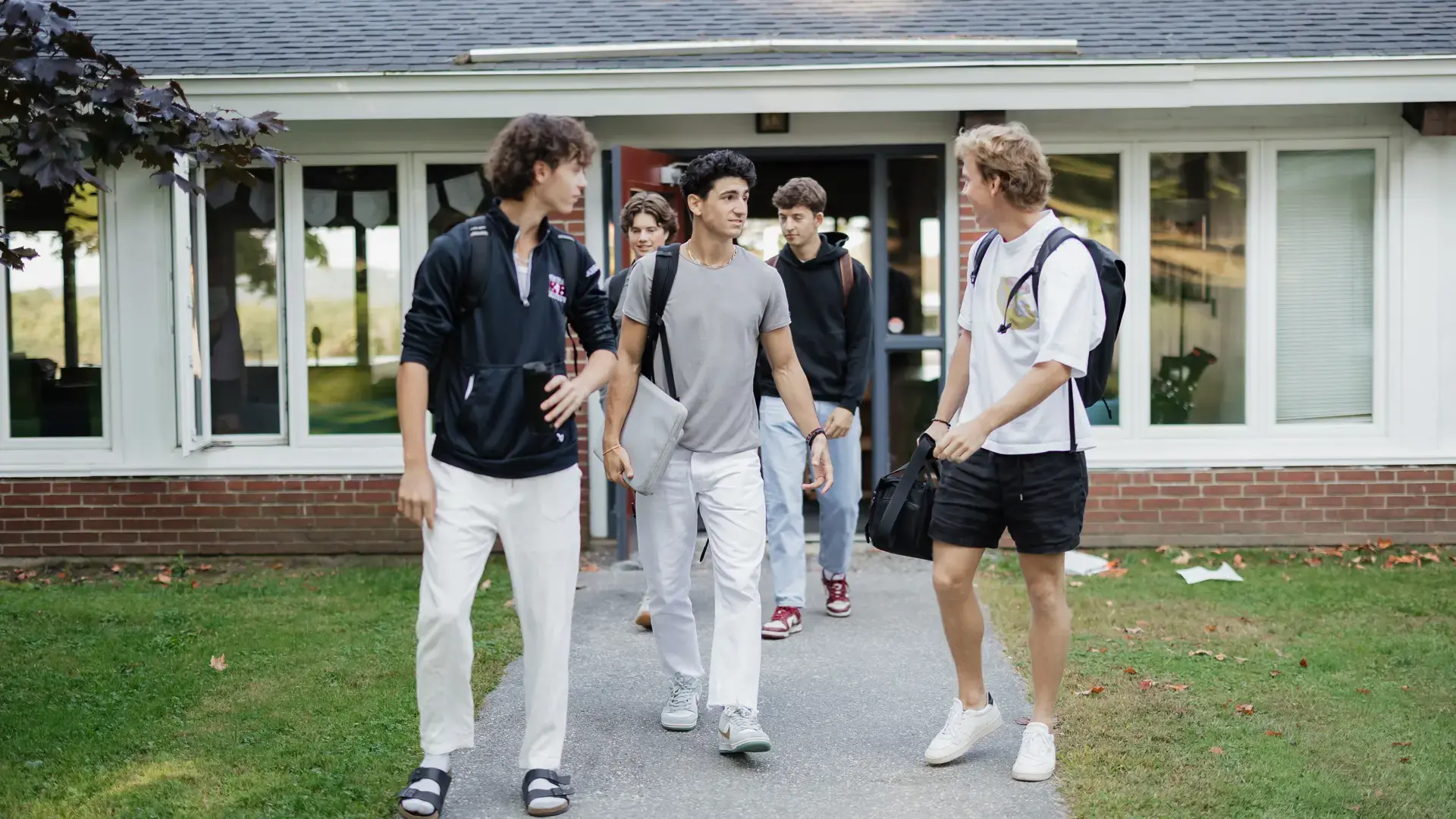 alumnos socializando en las instalaciones del campus en el curso escolar en estados unidos en Kents Hill School