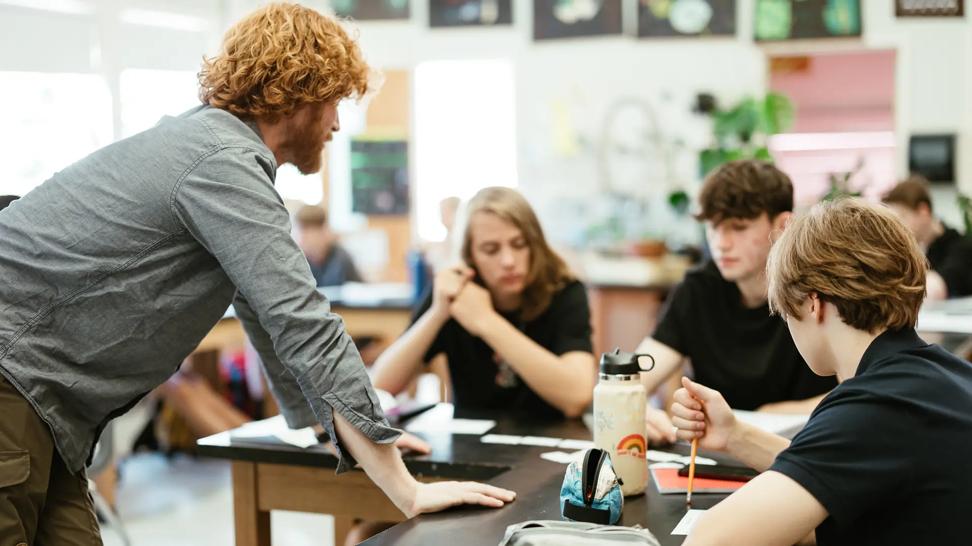 profesor y alumnos en clase en el curso escolar en estados unidos en Kents Hill School
