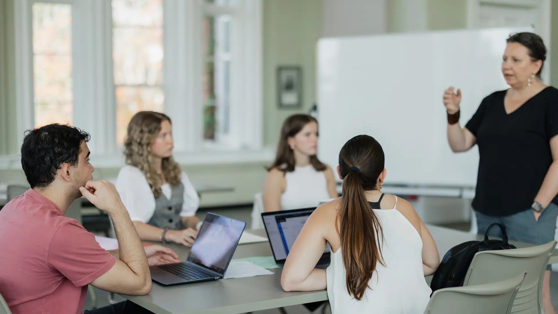 profesor y alumnos en clase reducida en el curso escolar en estados unidos en Kents Hill School
