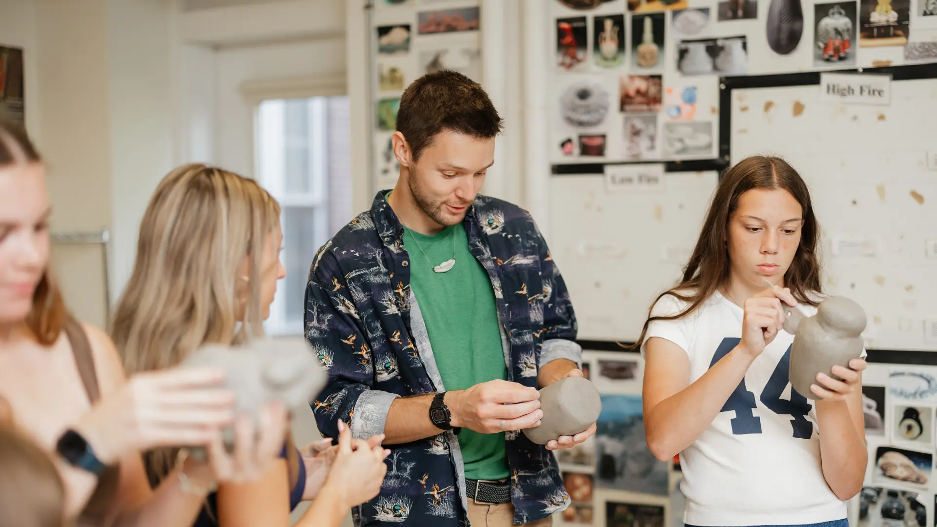 clase de ceramica en el curso escolar en estados unidos en Kents Hill School