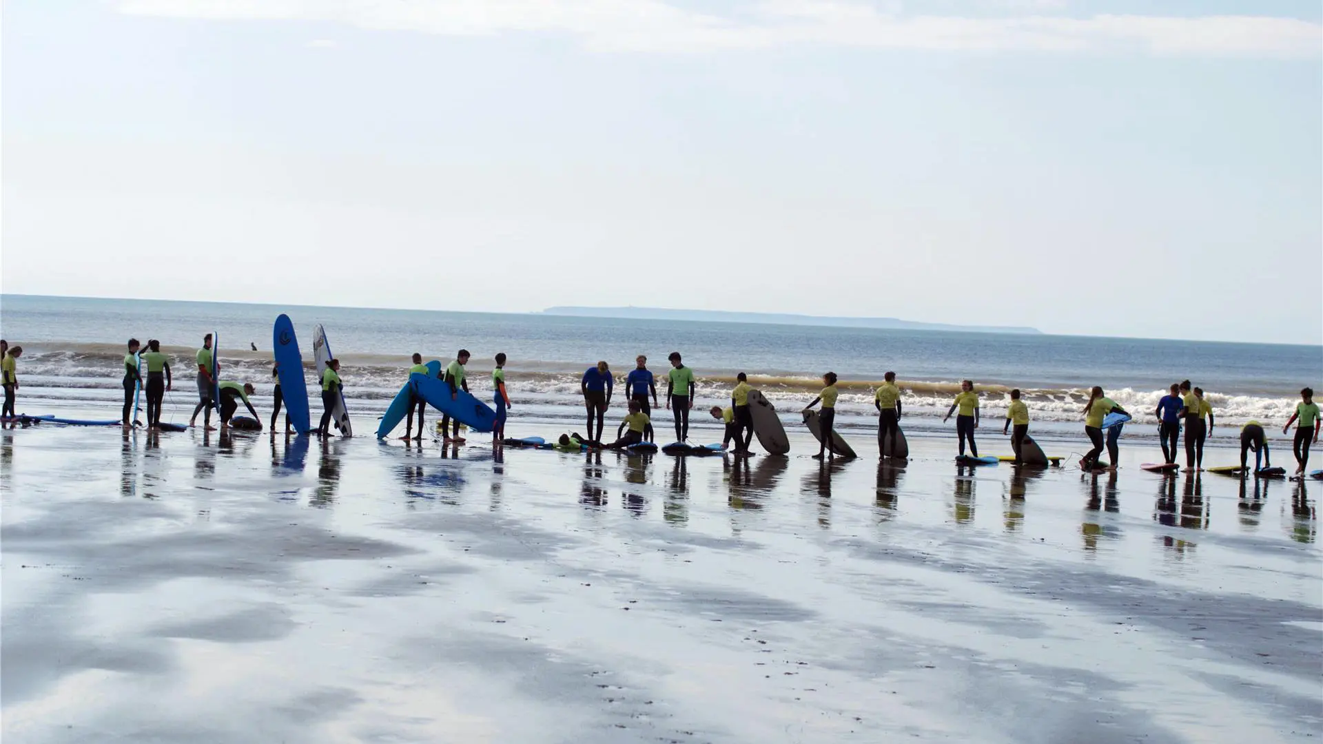 alumnos practicando surf en la playa en el curso escolar en inglaterra en Kingsley School Bideford