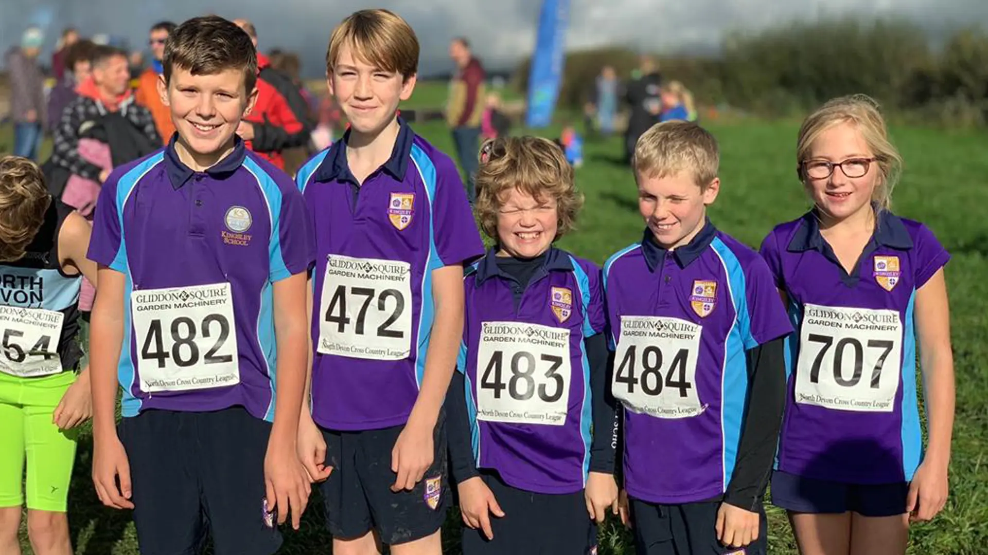 alumnos niños y niñas en una competición deportiva en el curso escolar en inglaterra en Kingsley School Bideford