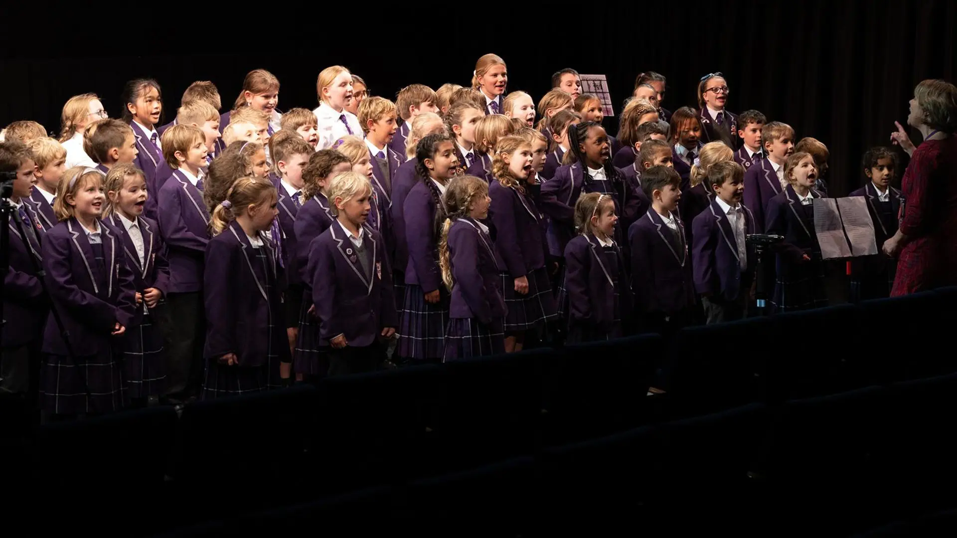 coro de alumnos cantando para una función escolar en el curso escolar en inglaterra en Kingsley School Bideford