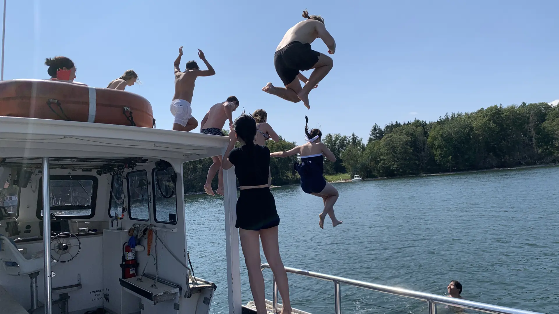 excursion en el lago, bañandolse y saltando desde el barco de la escuela en el curso escolar en estados unidos de Lincoln Academy