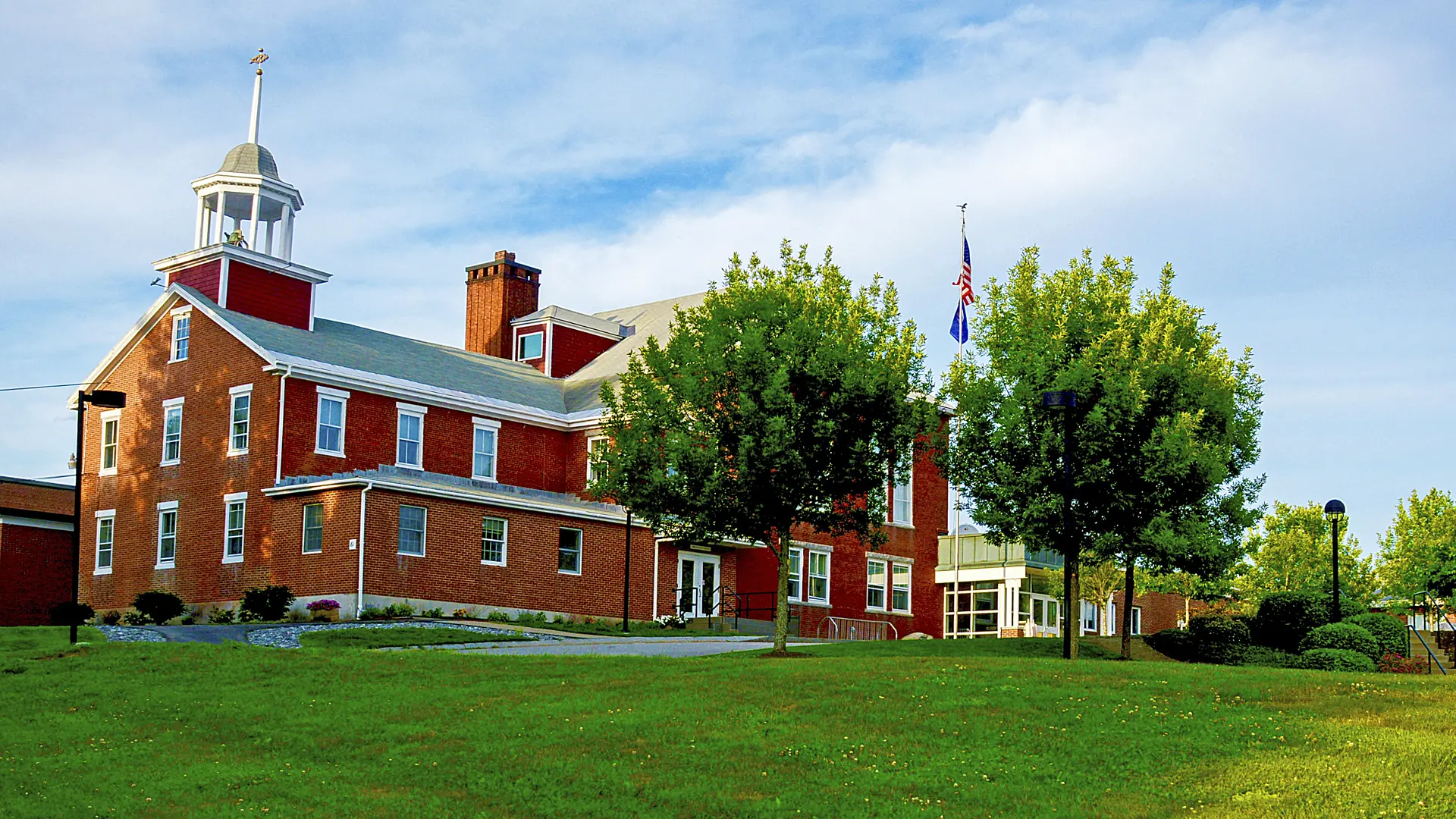 edificio dentro del campus en el curso escolar en estados unidos de Lincoln Academy