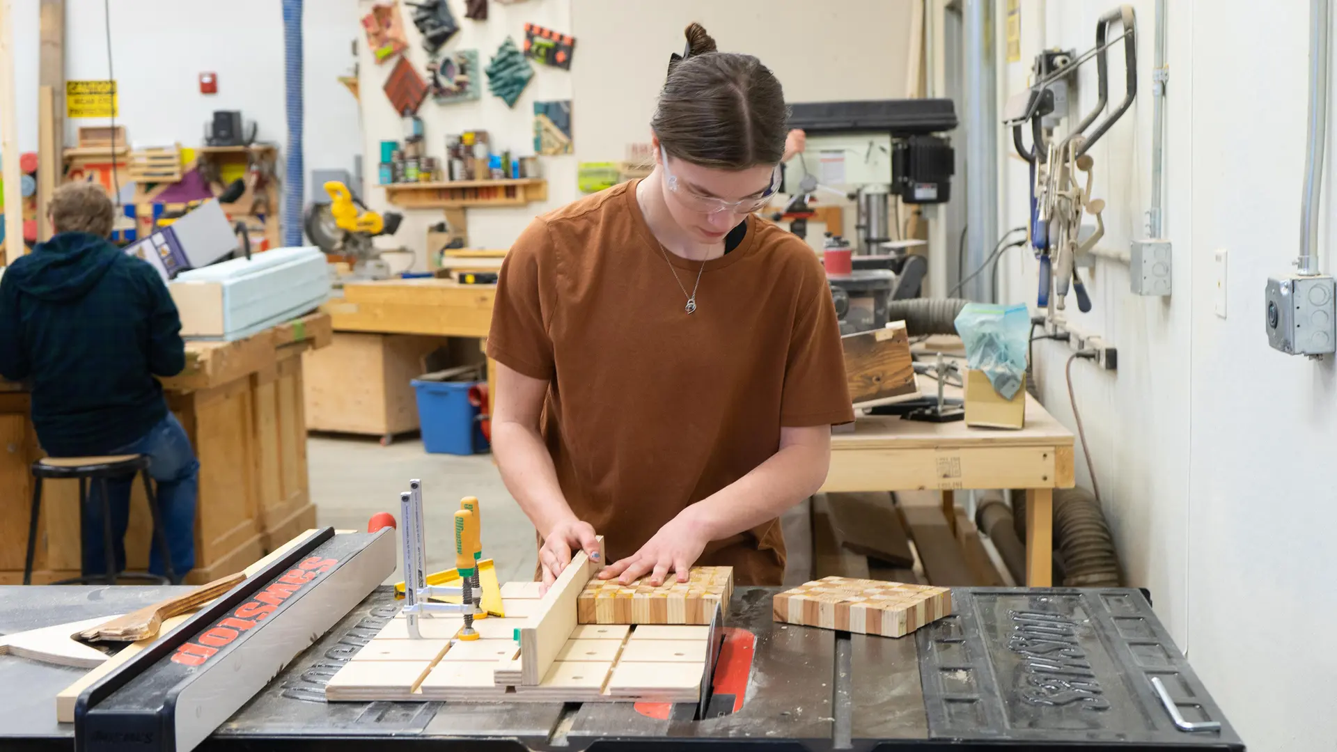 clase de carpinteria en el curso escolar en estados unidos de Lincoln Academy