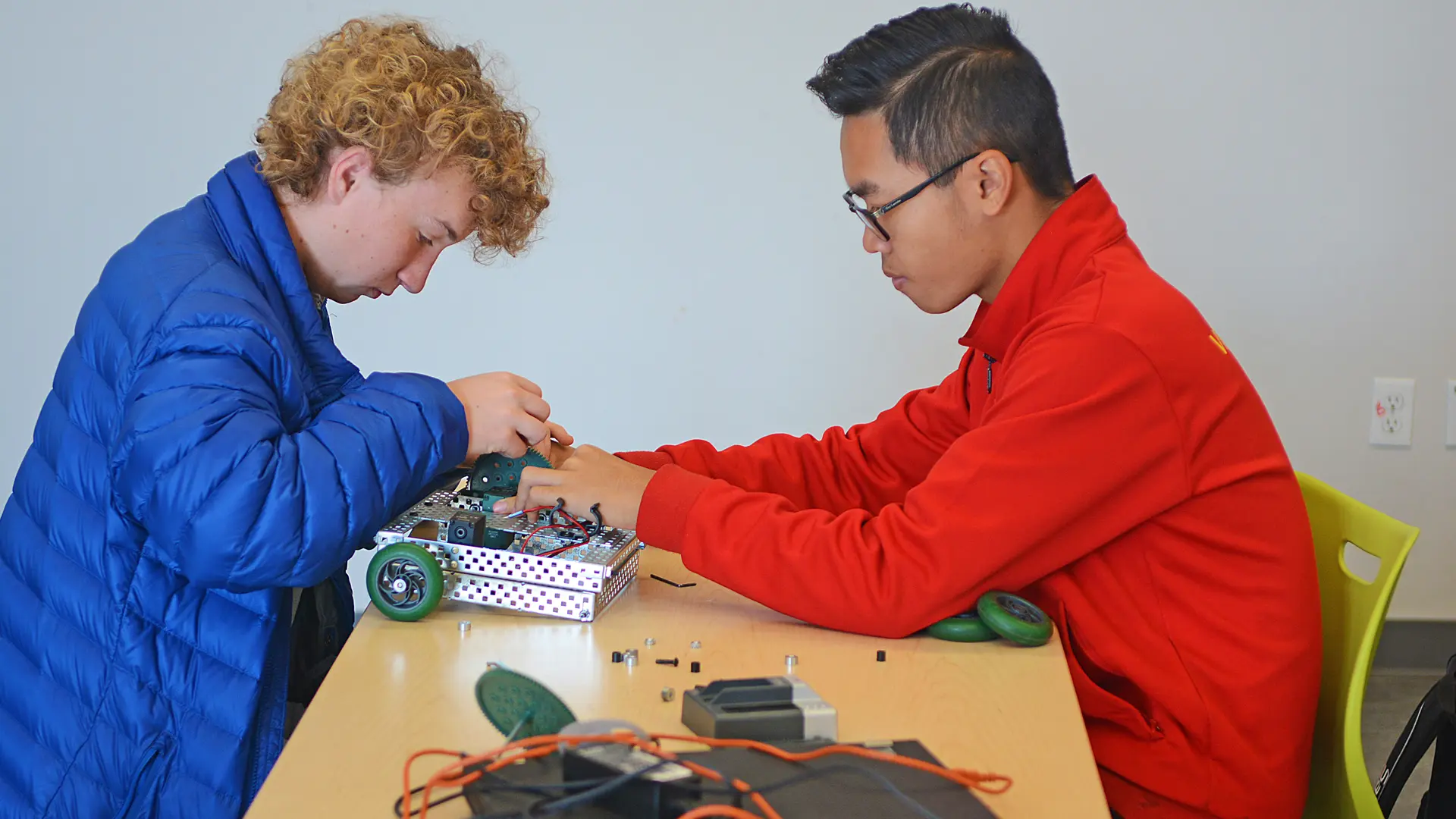 curso de teonlogía y robótica en el curso escolar en estados unidos de Lincoln Academy