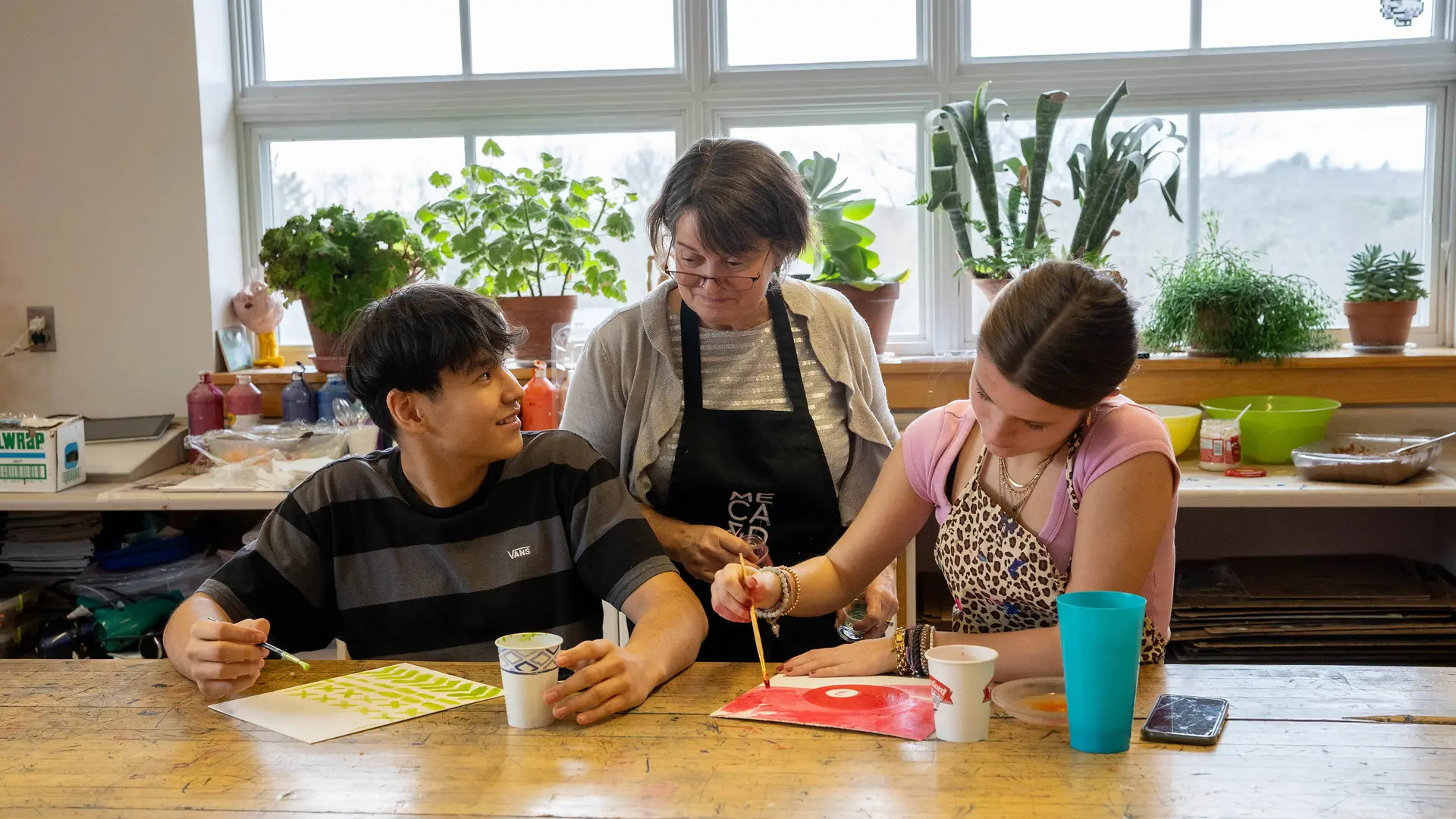 clase de arte y pintura en el curso escolar en estados unidos de Lincoln Academy