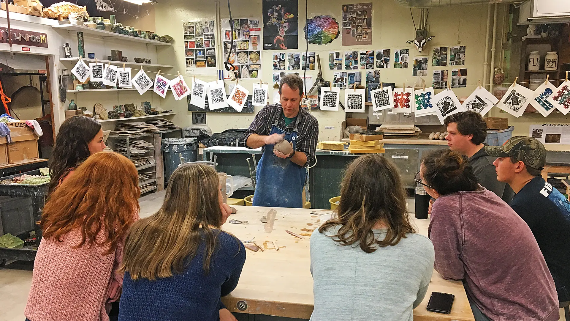 clase de ceramica en el curso escolar en estados unidos de Lincoln Academy