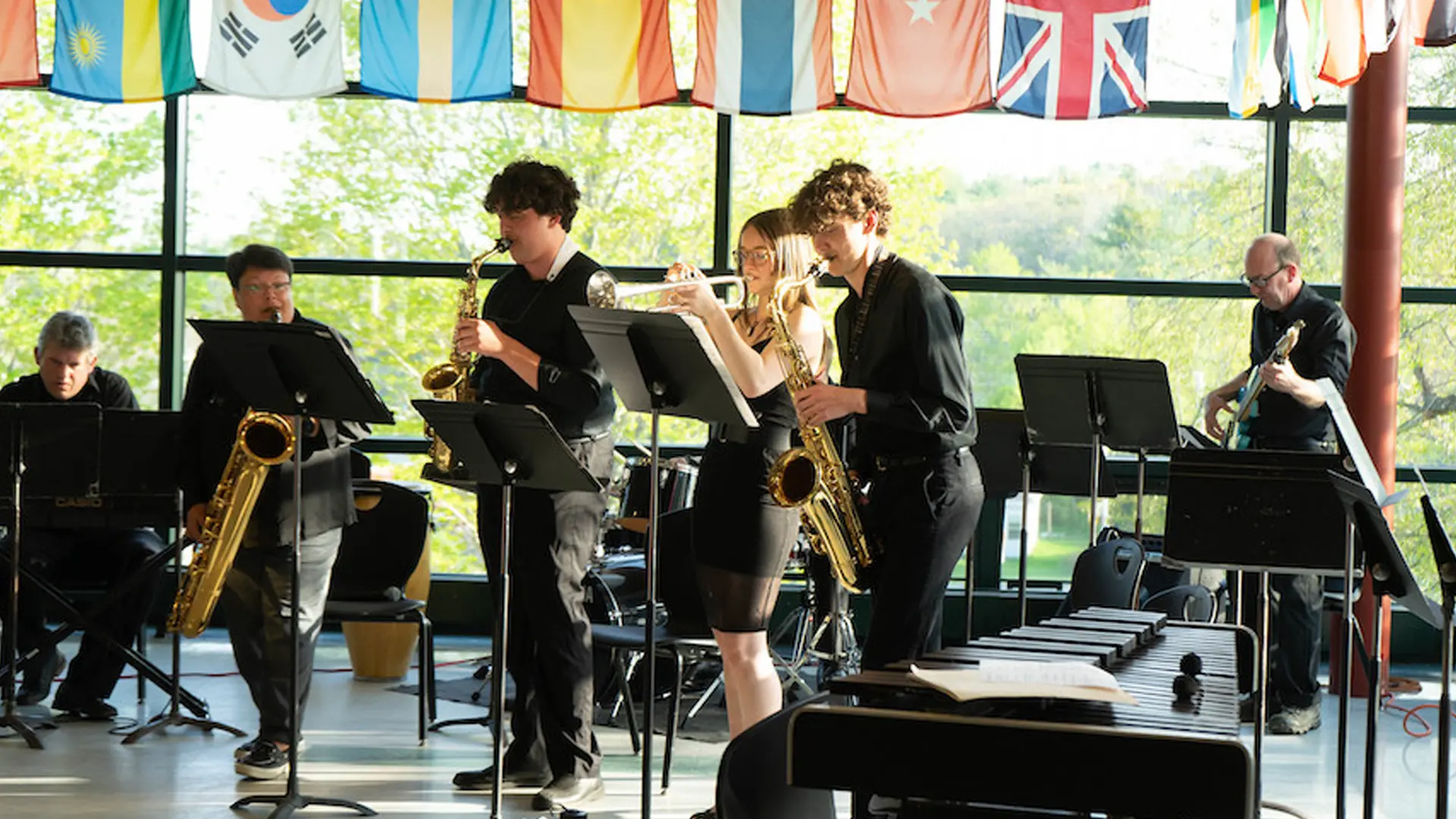 banda de musica tocando en directo en el curso escolar en estados unidos de Lincoln Academy