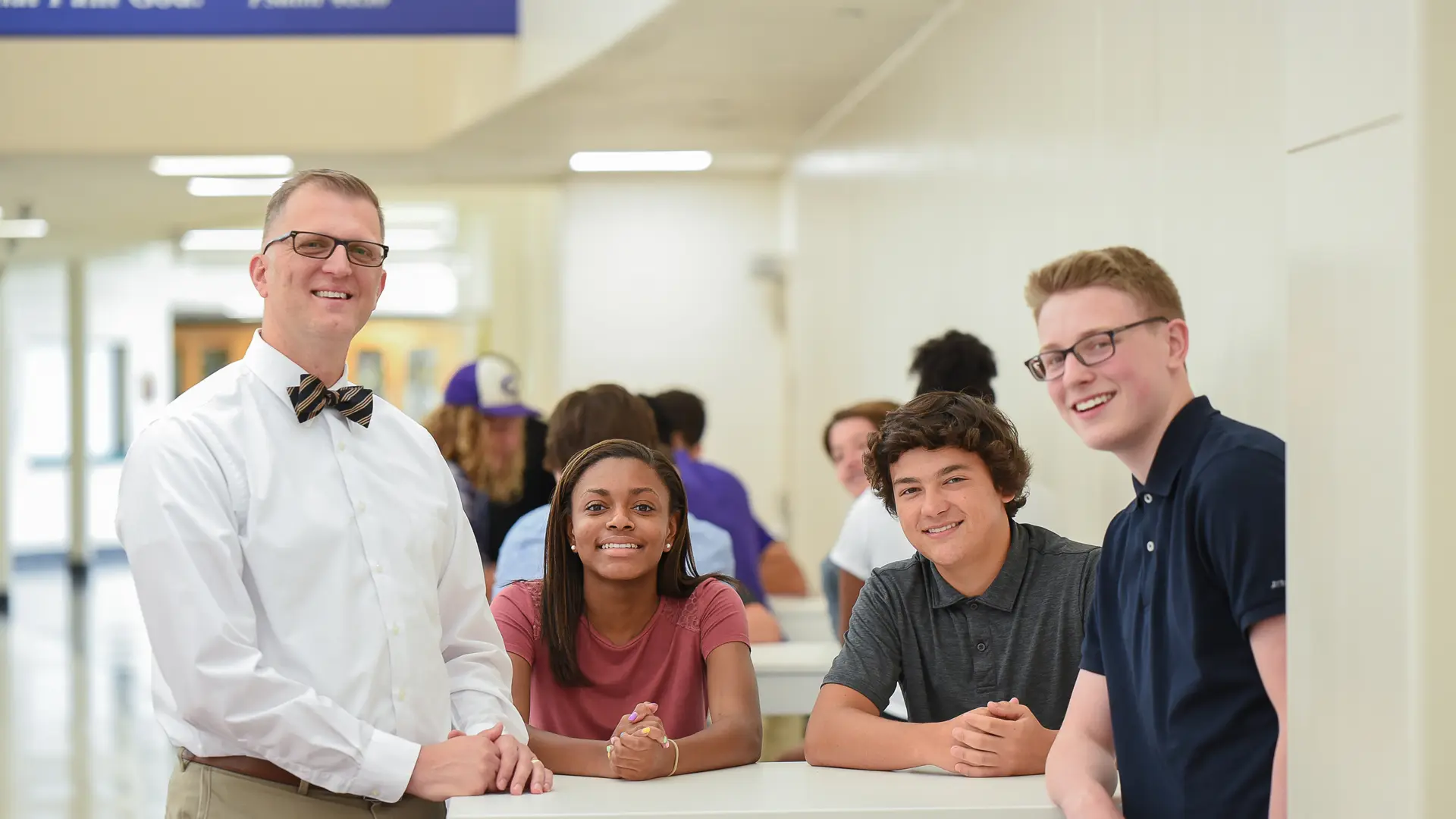 alumnos y profesor en las instalaciones academicas del colegio en el curso escolar en estados unidos de Norfolk Christian Schools