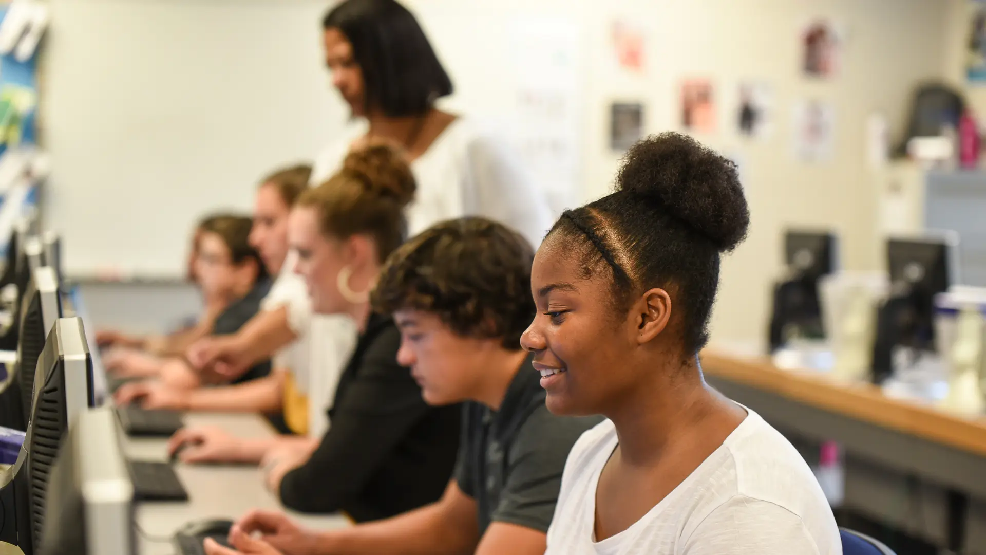alumnos en el aula de ordenadores en el curso escolar en estados unidos de Norfolk Christian Schools